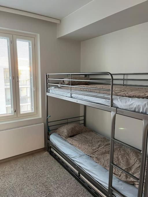 Modern 2BR apartment W 2 balconies, Metro, Helsinki 15min