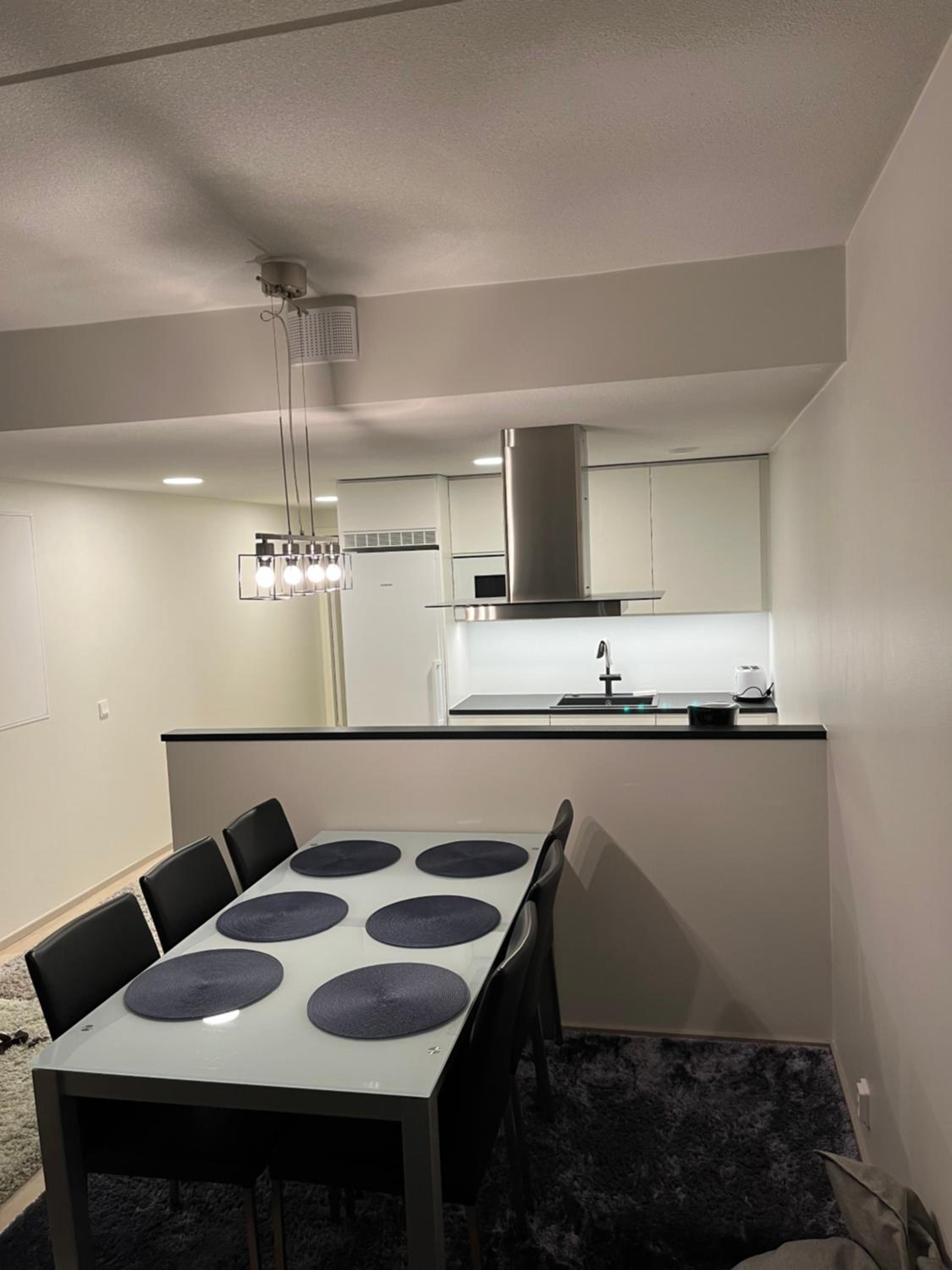 Modern 2BR apartment W 2 balconies, Metro, Helsinki 15min
