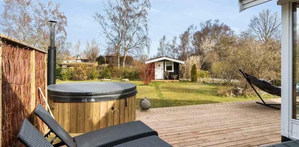 Cozy Cottage With Wilderness Bath