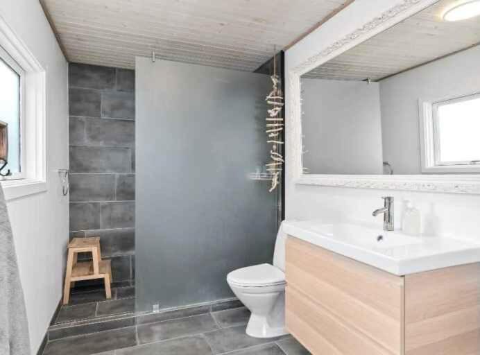 Cozy Cottage With Wilderness Bath
