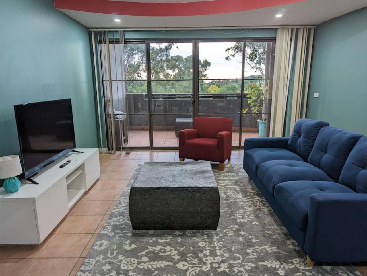 Colourful Happy Apartment 3bd 2bth at Garran