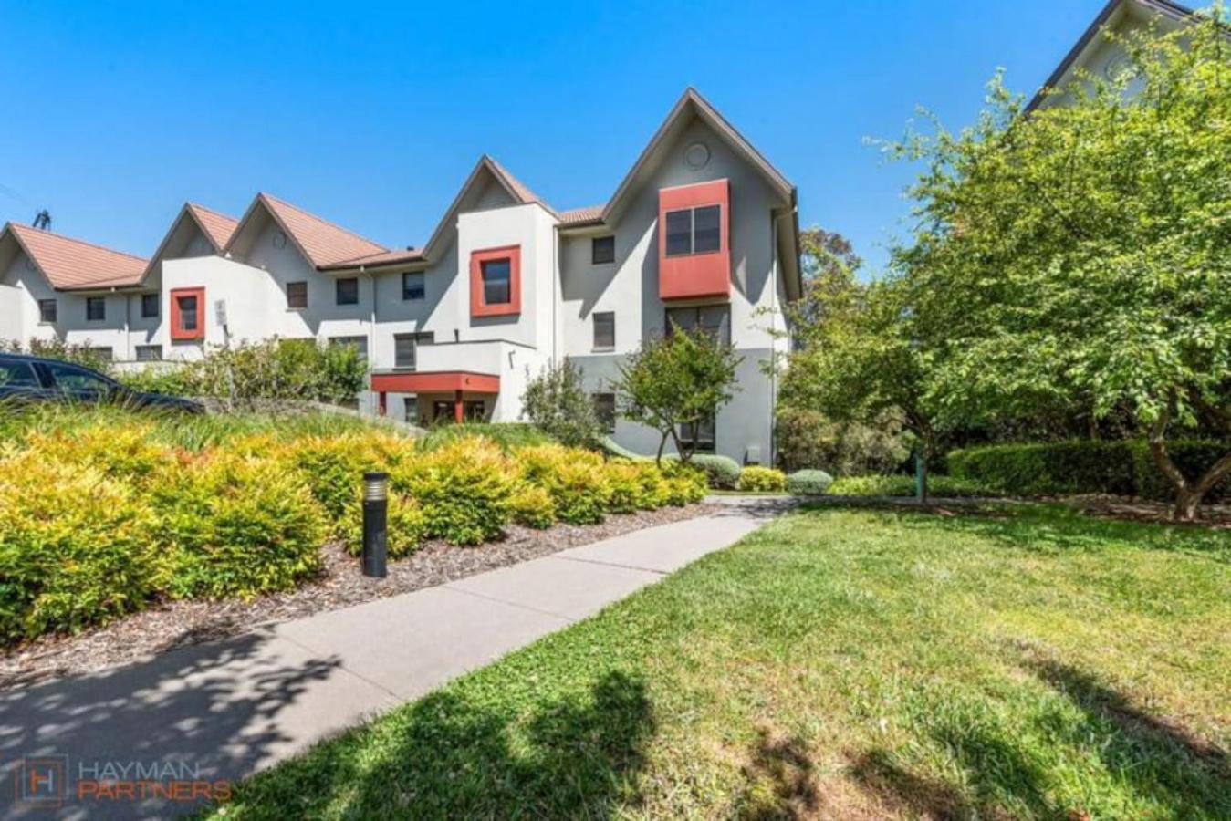 Colourful Happy Apartment 3bd 2bth at Garran