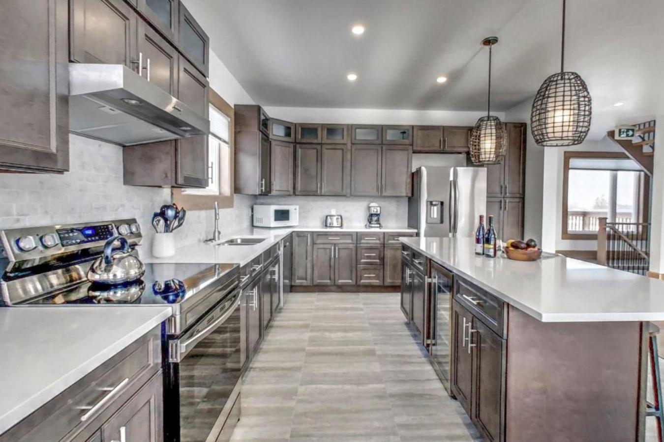 Luxury Cottage at Blue Mountain, Private Beach Access, BBQ, Hot Tub, 7 baths