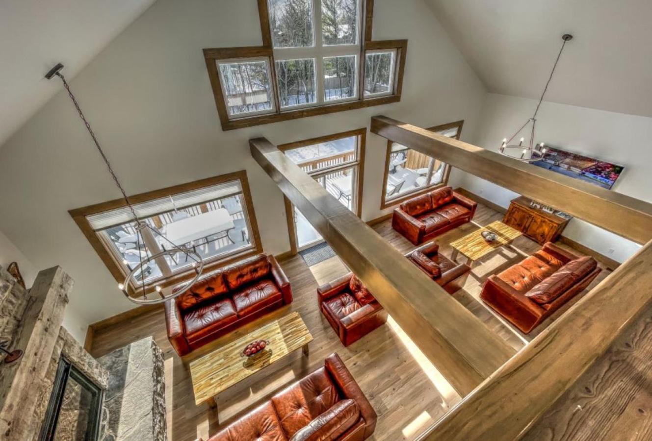 Luxury Cottage at Blue Mountain, Private Beach Access, BBQ, Hot Tub, 7 baths
