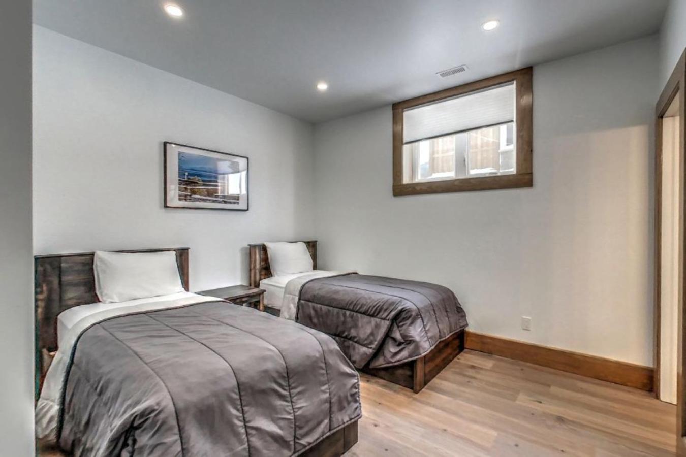 Luxury Cottage at Blue Mountain, Private Beach Access, BBQ, Hot Tub, 7 baths