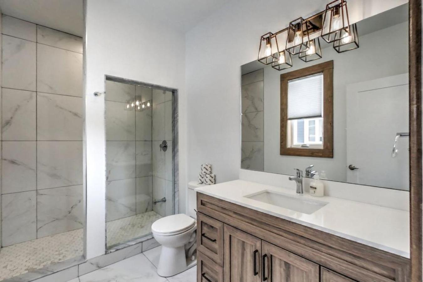 Luxury Cottage at Blue Mountain, Private Beach Access, BBQ, Hot Tub, 7 baths