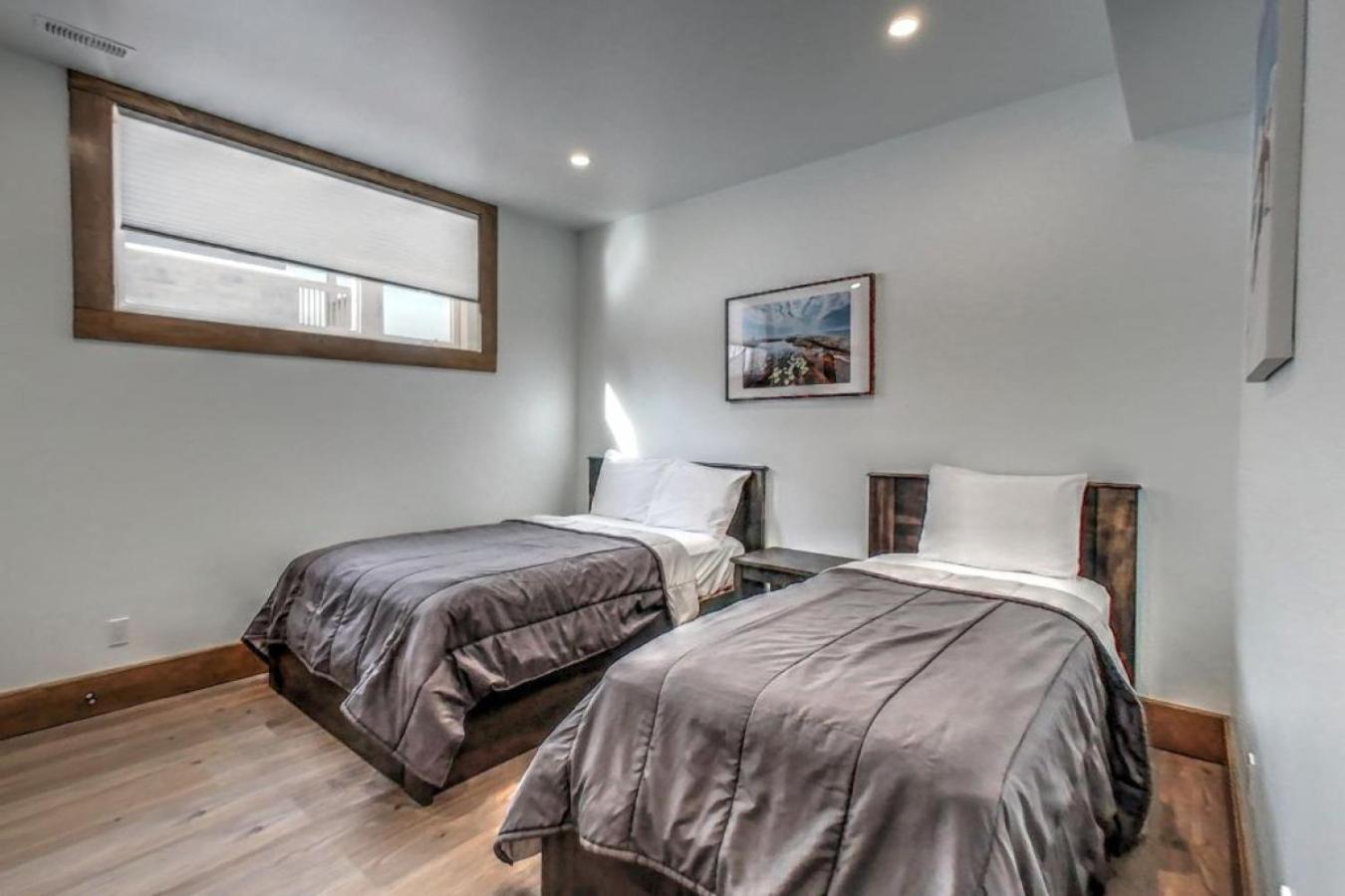 Luxury Cottage at Blue Mountain, Private Beach Access, BBQ, Hot Tub, 7 baths