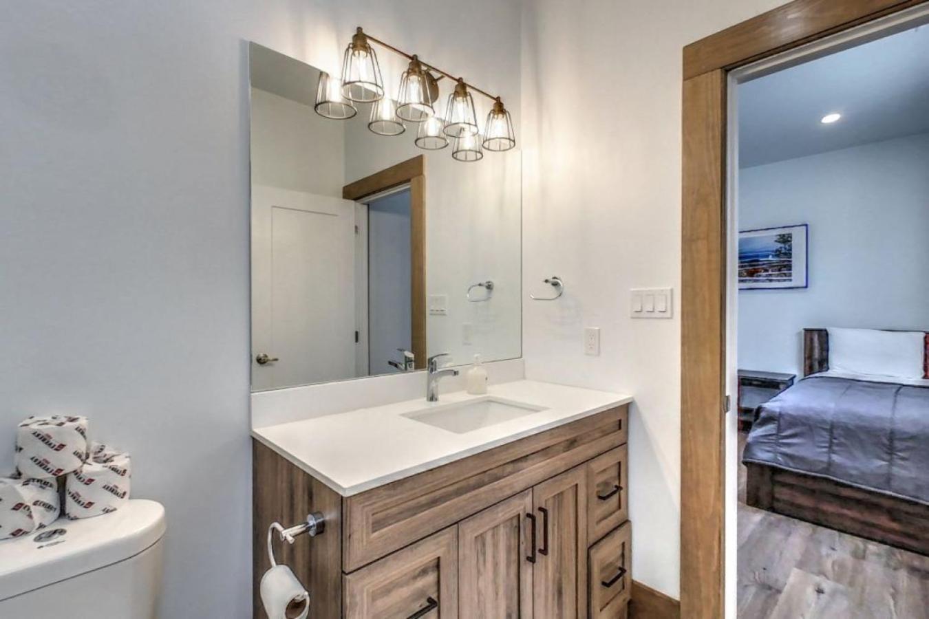 Luxury Cottage at Blue Mountain, Private Beach Access, BBQ, Hot Tub, 7 baths