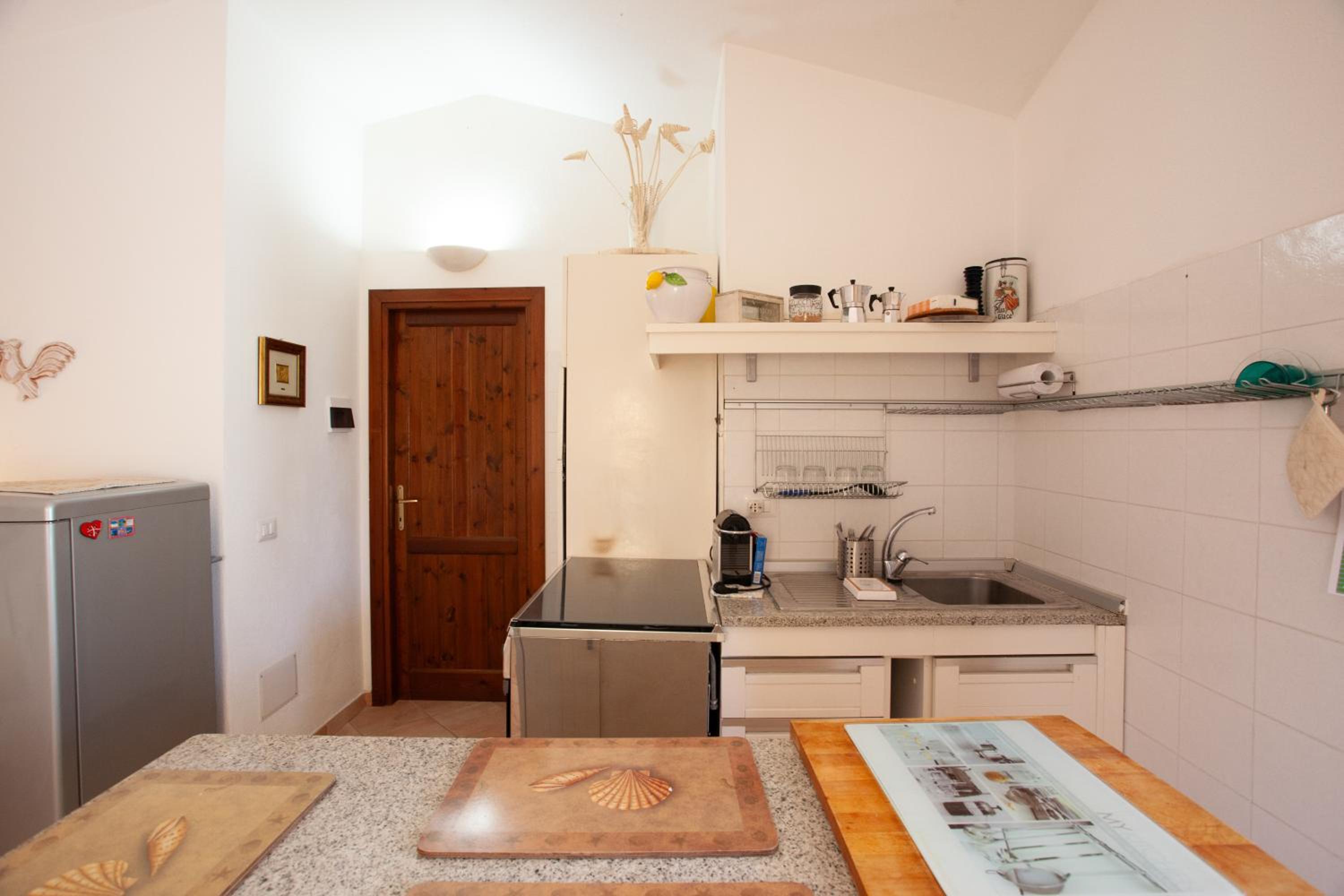 Sa Domo e Aurelia en San Teodoro — kitchen