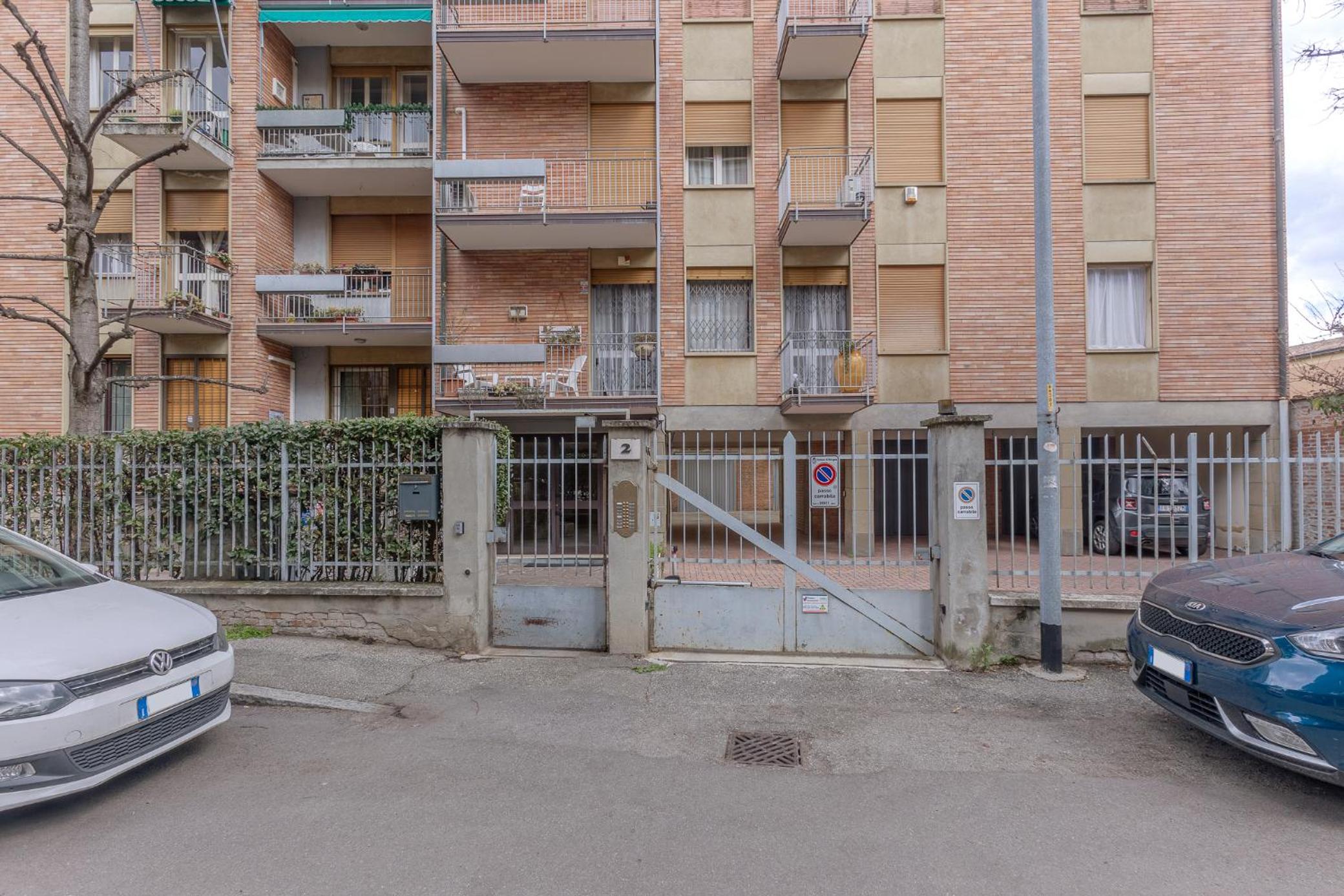 Spacious Apartment x5 with two balconies! view 3