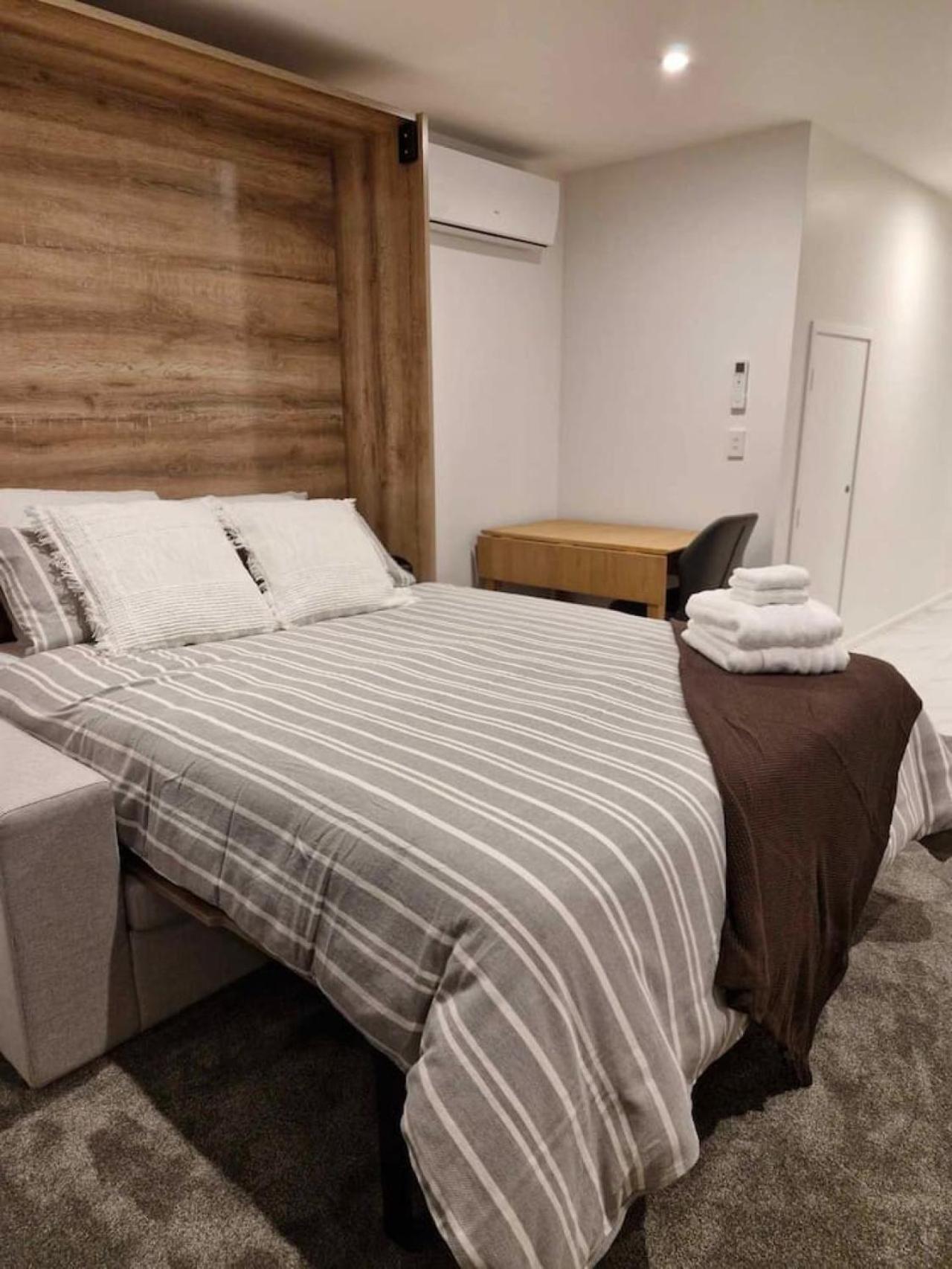 Cosy CBD Studio Apartment 6 view 4