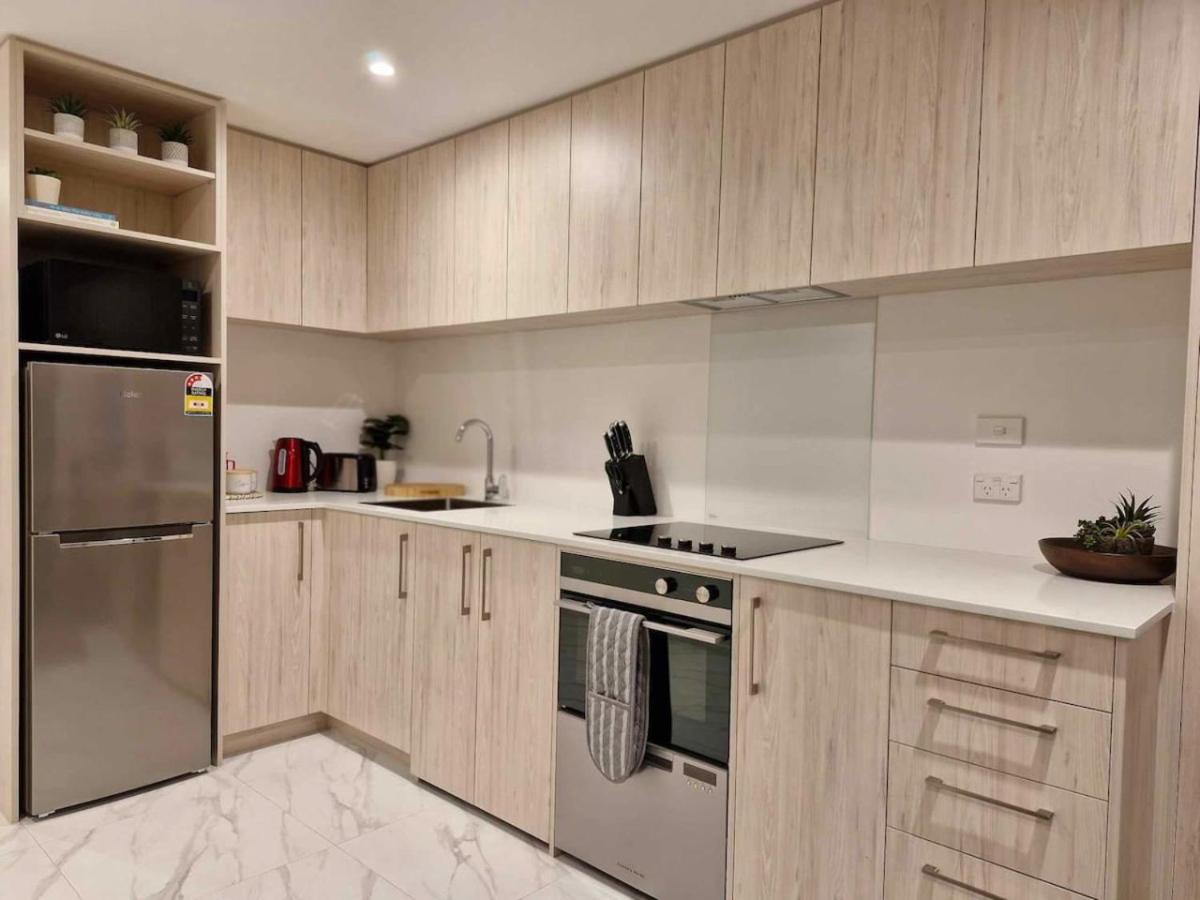 Cosy CBD Studio Apartment 6 view 2