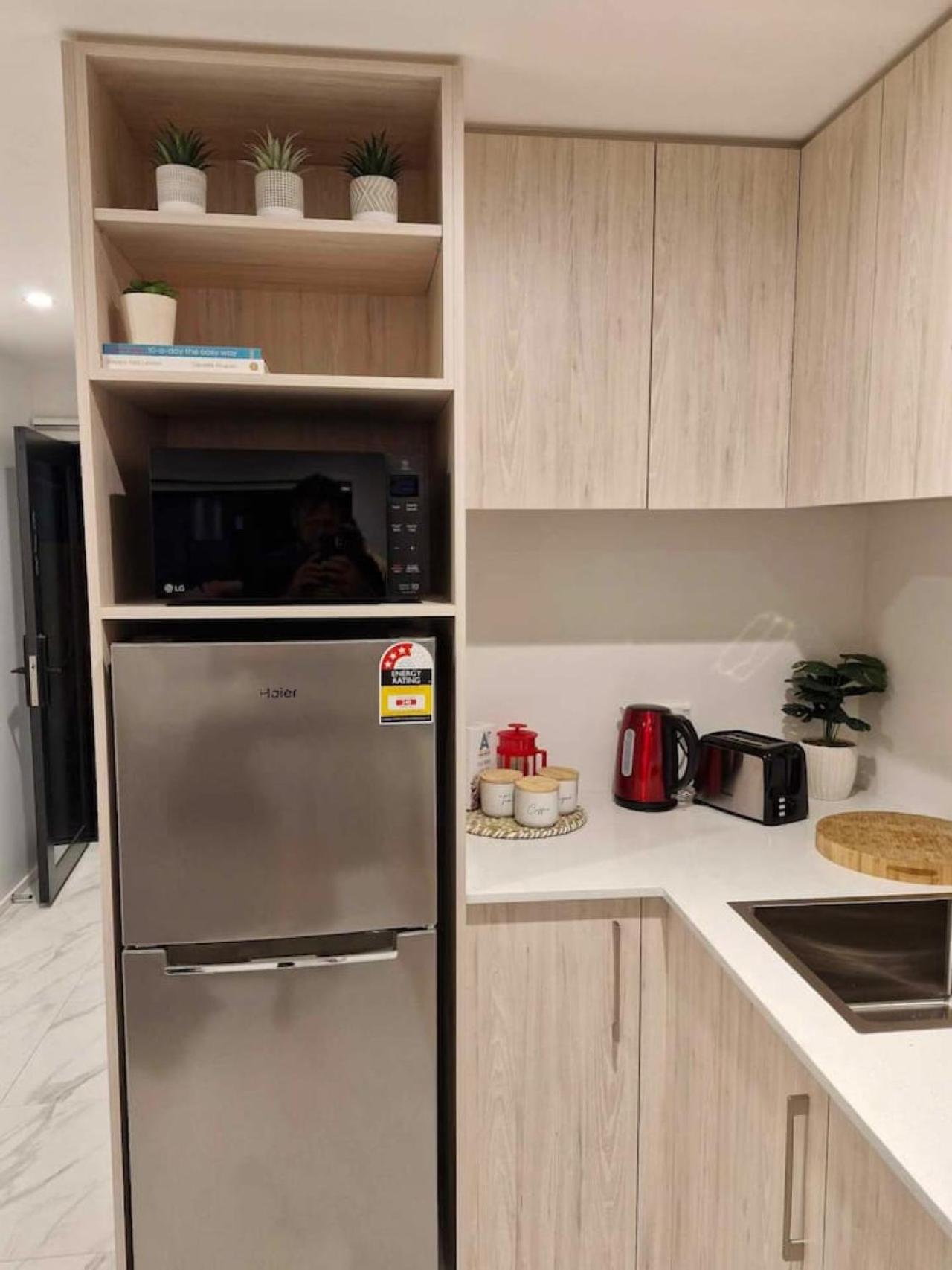 Cosy CBD Studio Apartment 6 view 3