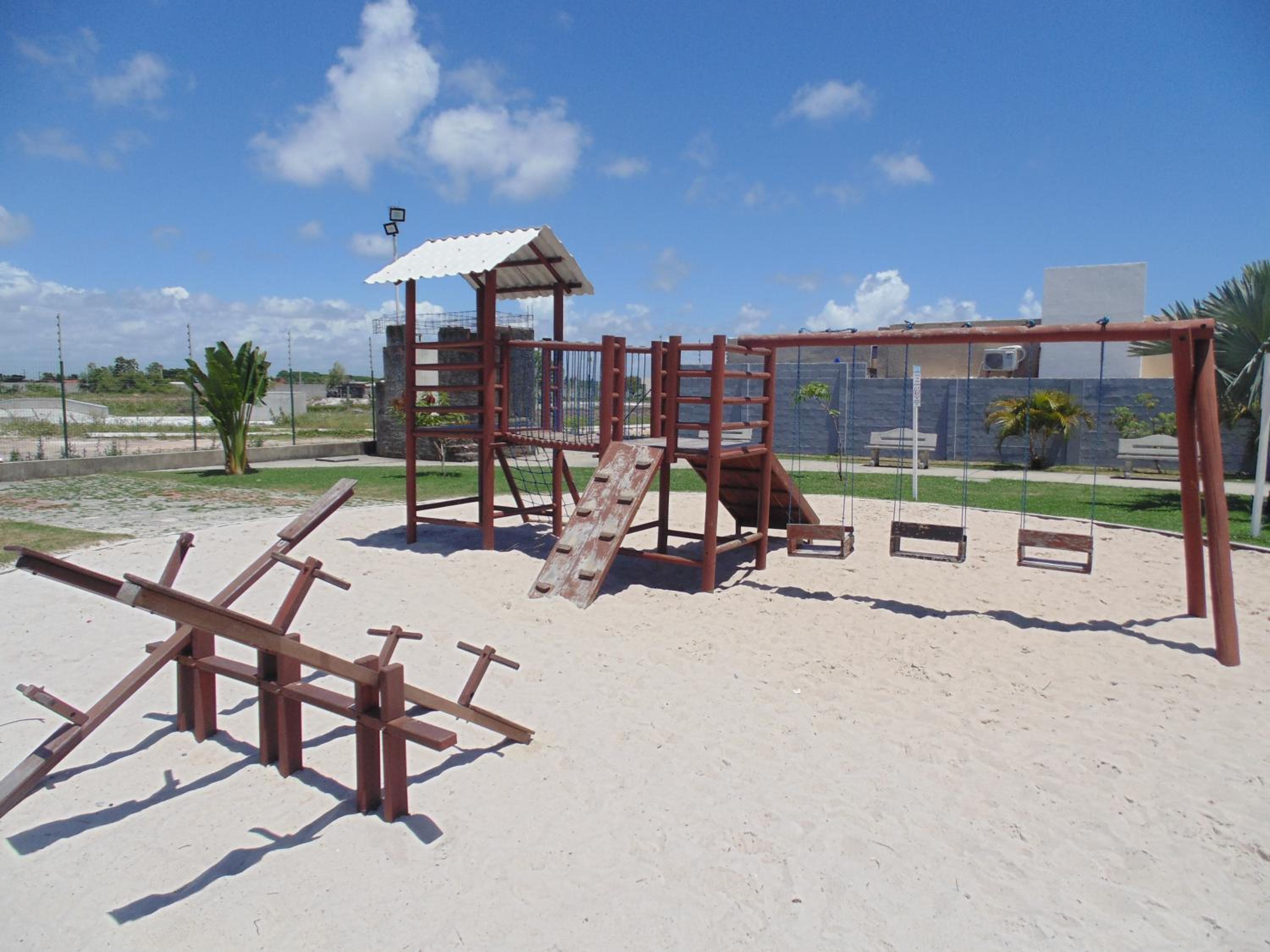 Linda Casa com Piscina em Condomínio Fechado na Praia do Francês