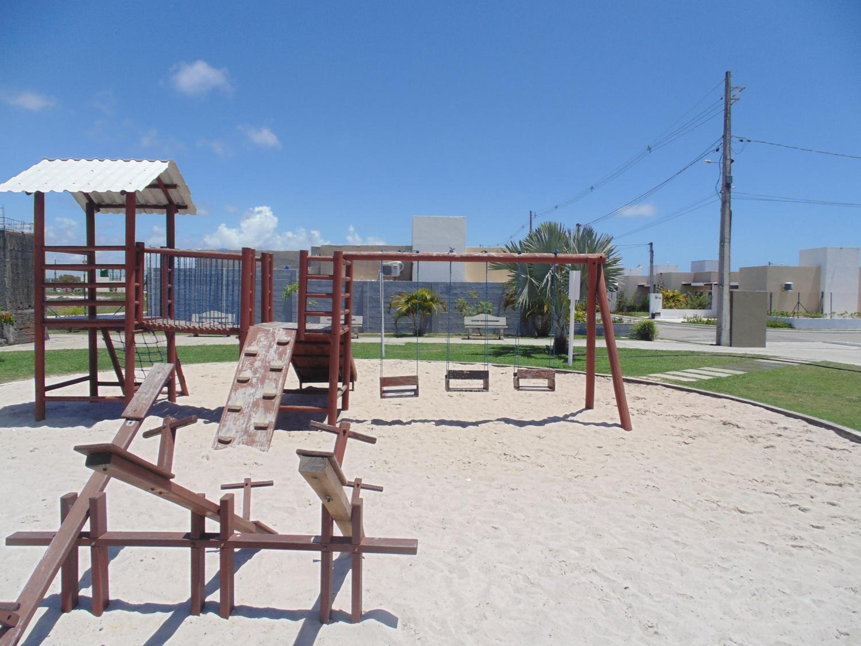 Linda Casa com Piscina em Condomínio Fechado na Praia do Francês