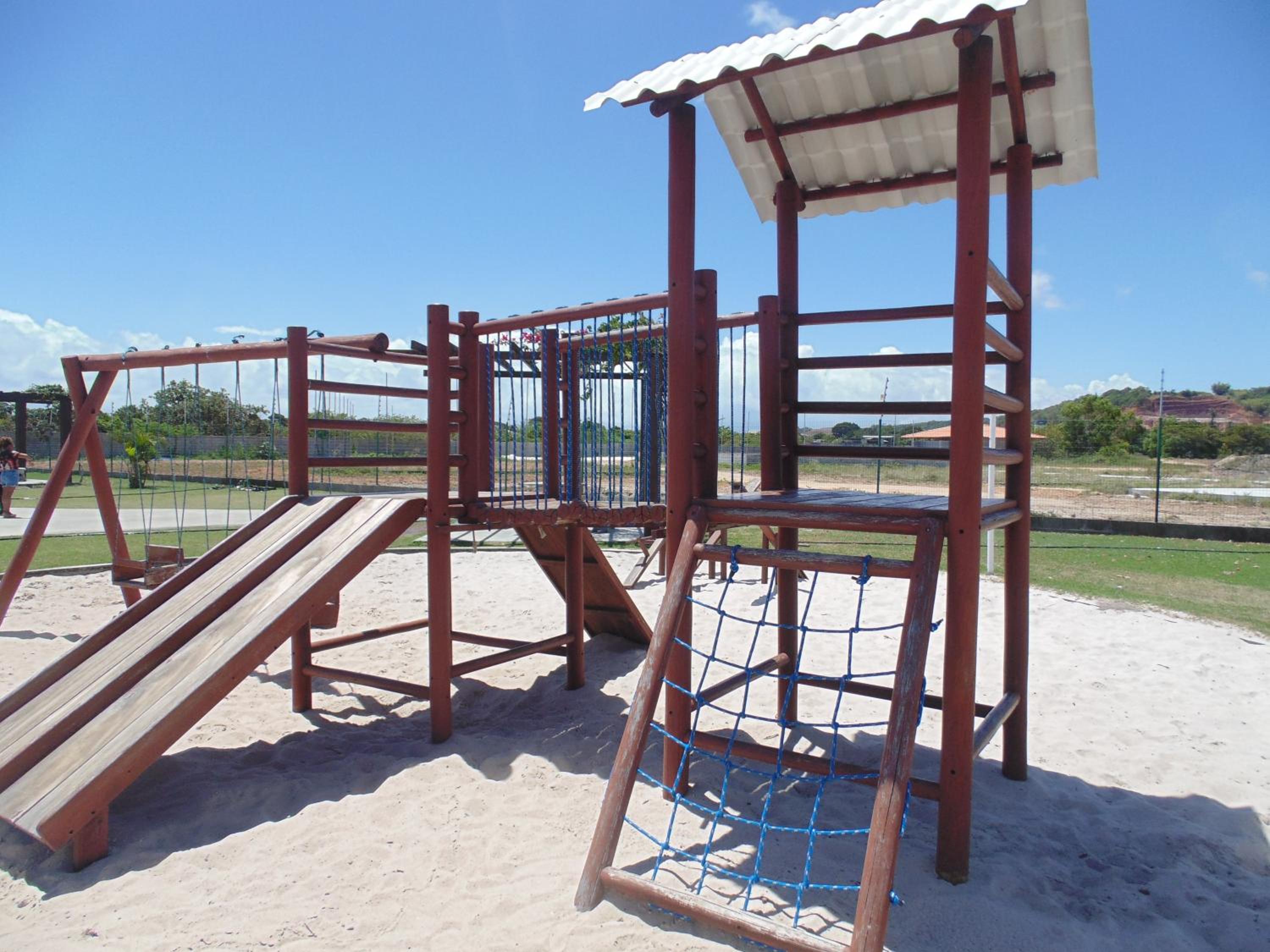 Linda Casa com Piscina em Condomínio Fechado na Praia do Francês