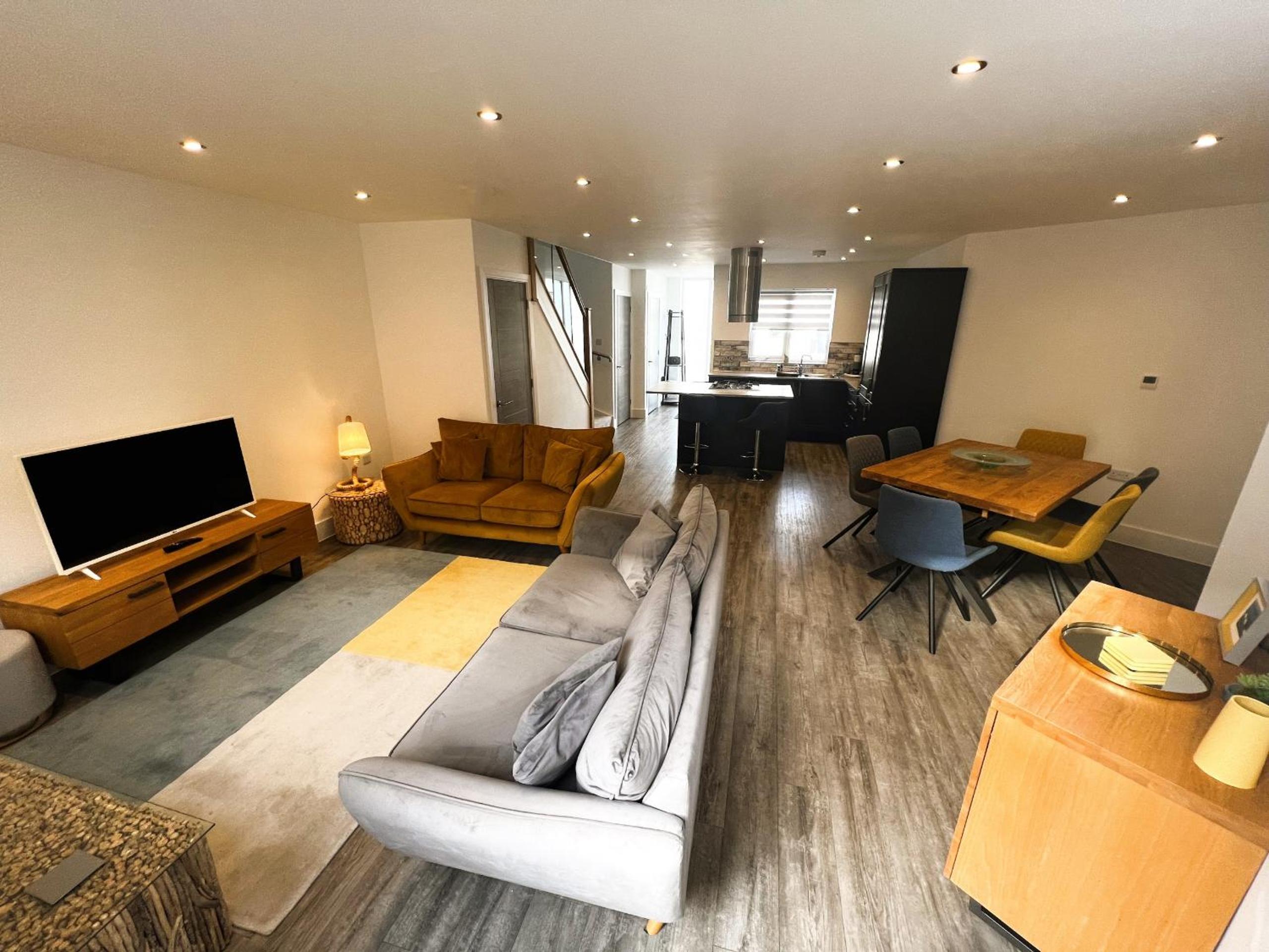 Jollys-Contemporary Beachfront Property, Pet Friendly with optional Hot Tub view 2