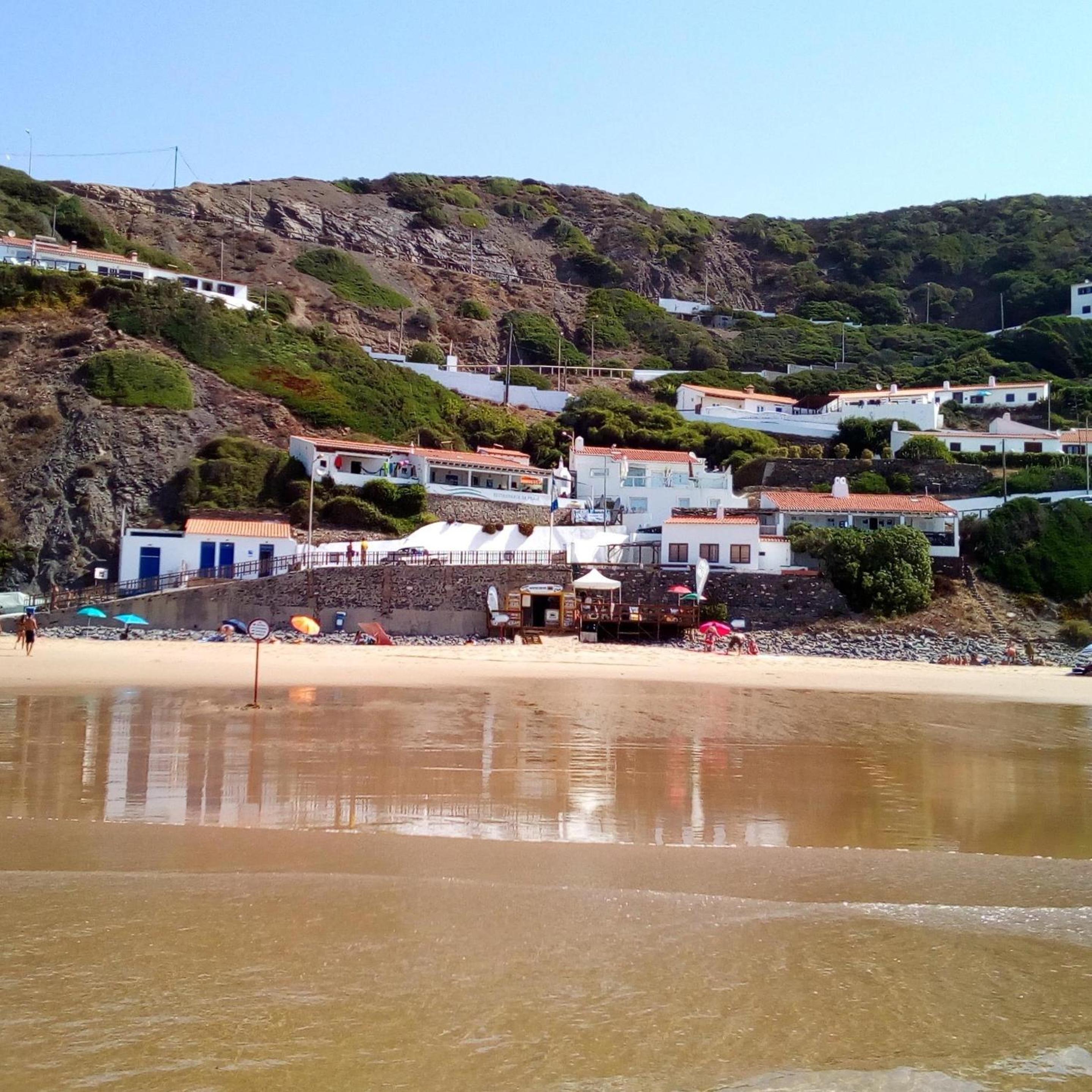 Hotel Wake up to the sea in this charming house in Aljezur - Image 1