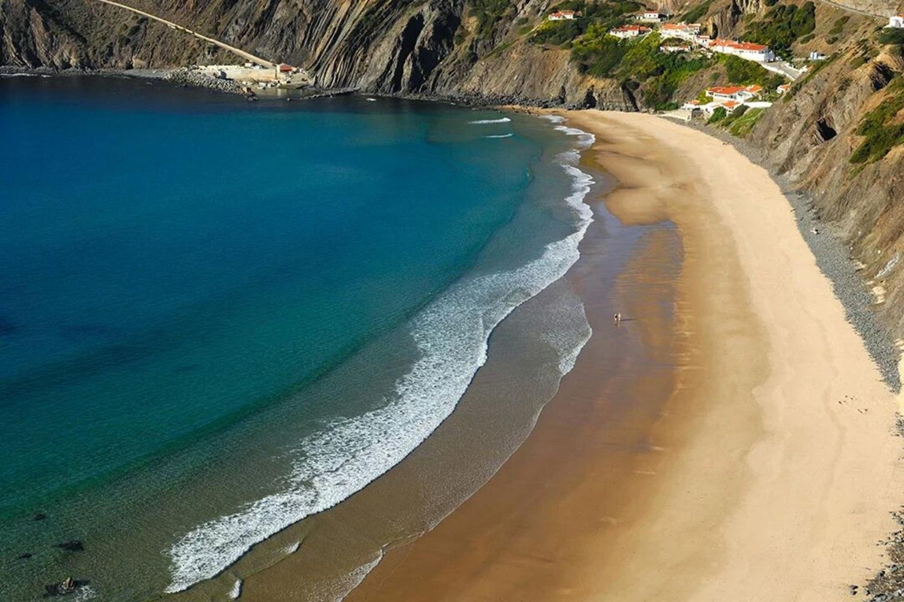 Wake up to the sea in this charming house in Aljezur view 4