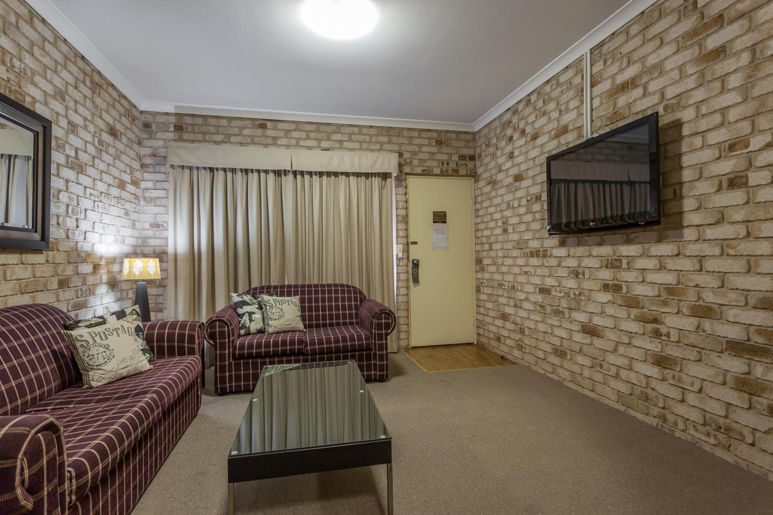 Highlander Motor Inn