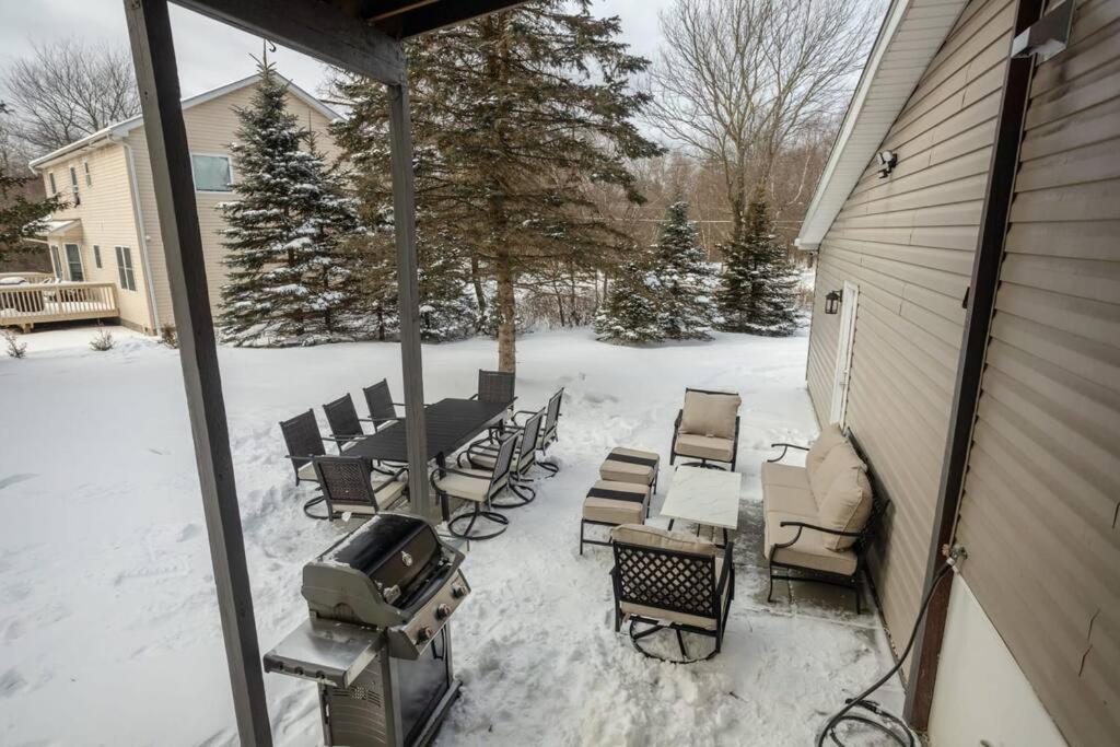 Hotel Pocono Retreat Movies Games Spacious - Image 1