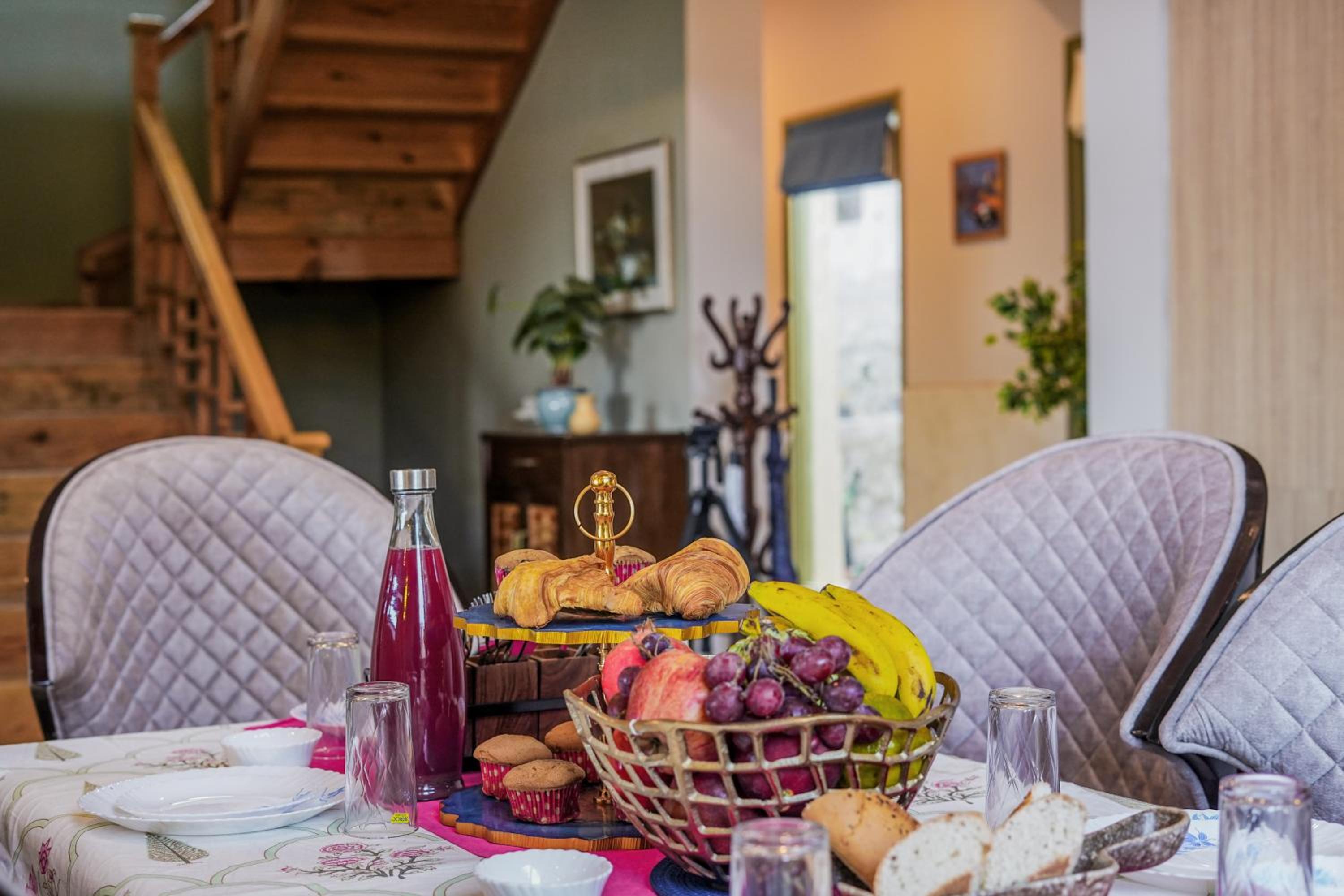 SaffronStays Edelweiss Bluebell House - 3BR English home with Himalayan peak views, bonfire & reading nook