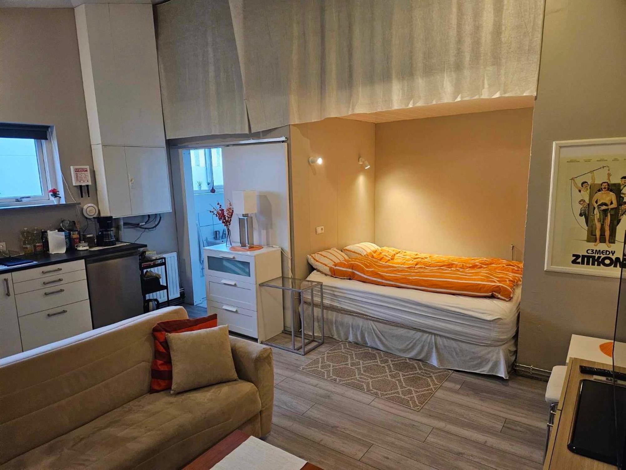Private studio apartment near the airport