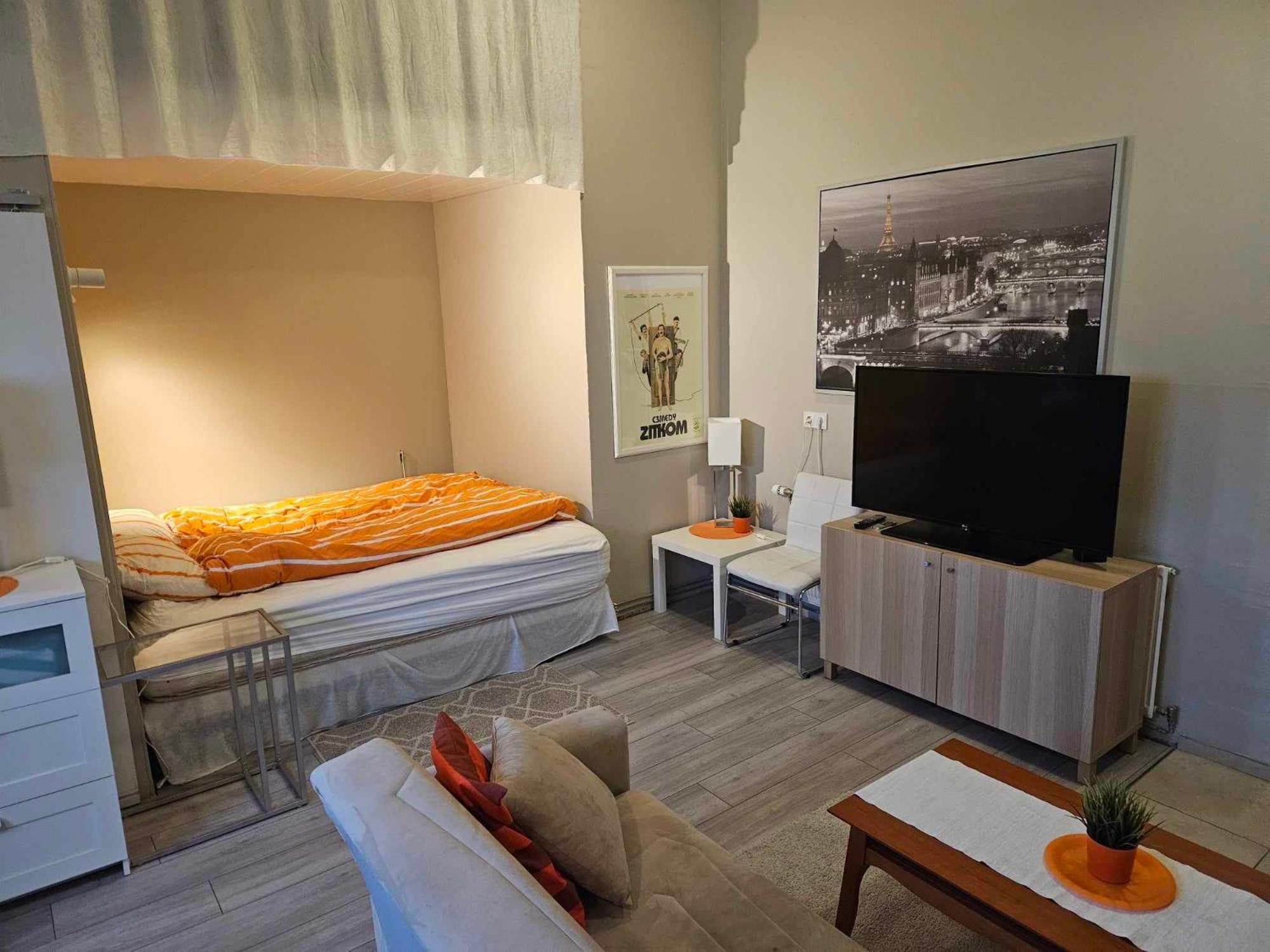Private studio apartment near the airport