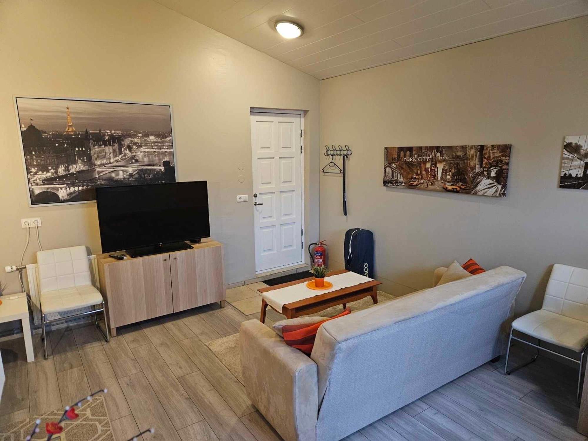Private studio apartment near the airport