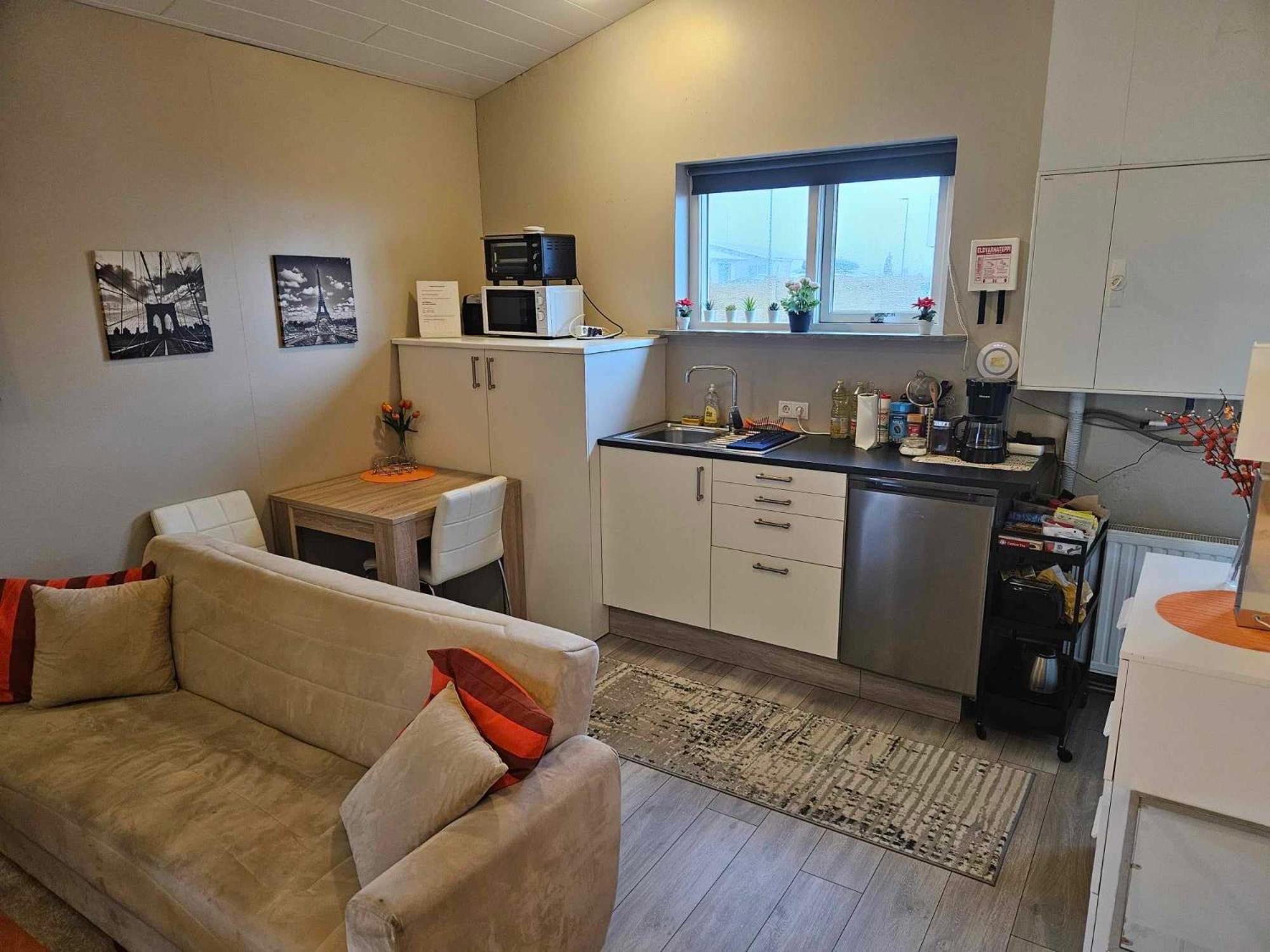 Private studio apartment near the airport