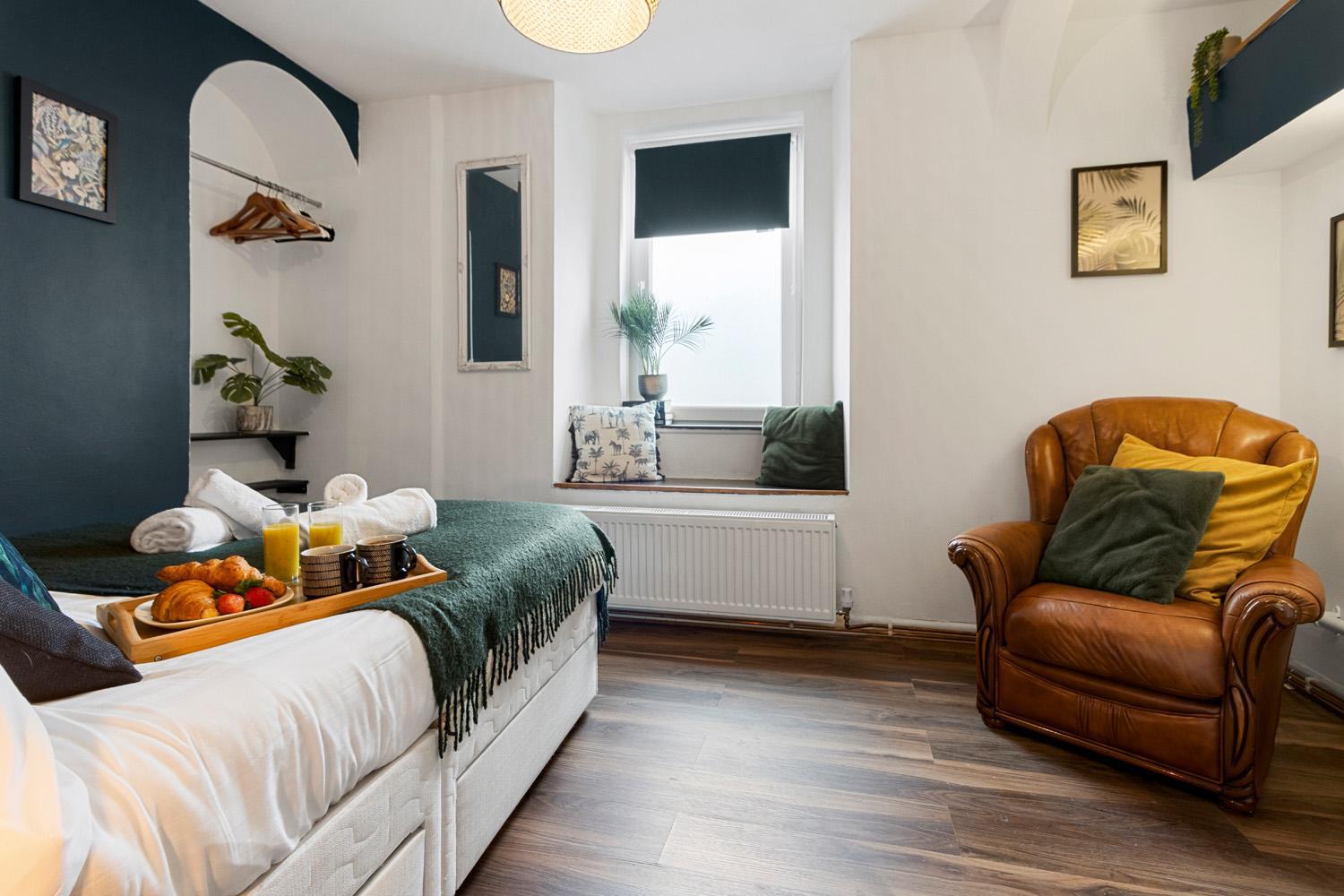 Stylish 2 Bed Apartment Near Beach, Parking, Wifi, Netflix view 5