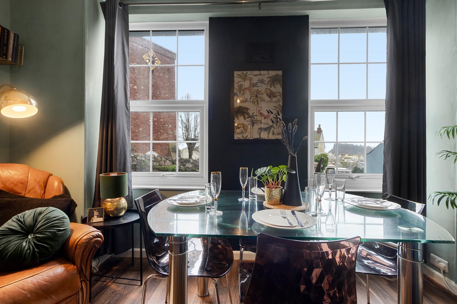 Stylish 2 Bed Apartment Near Beach, Parking, Wifi, Netflix view 2
