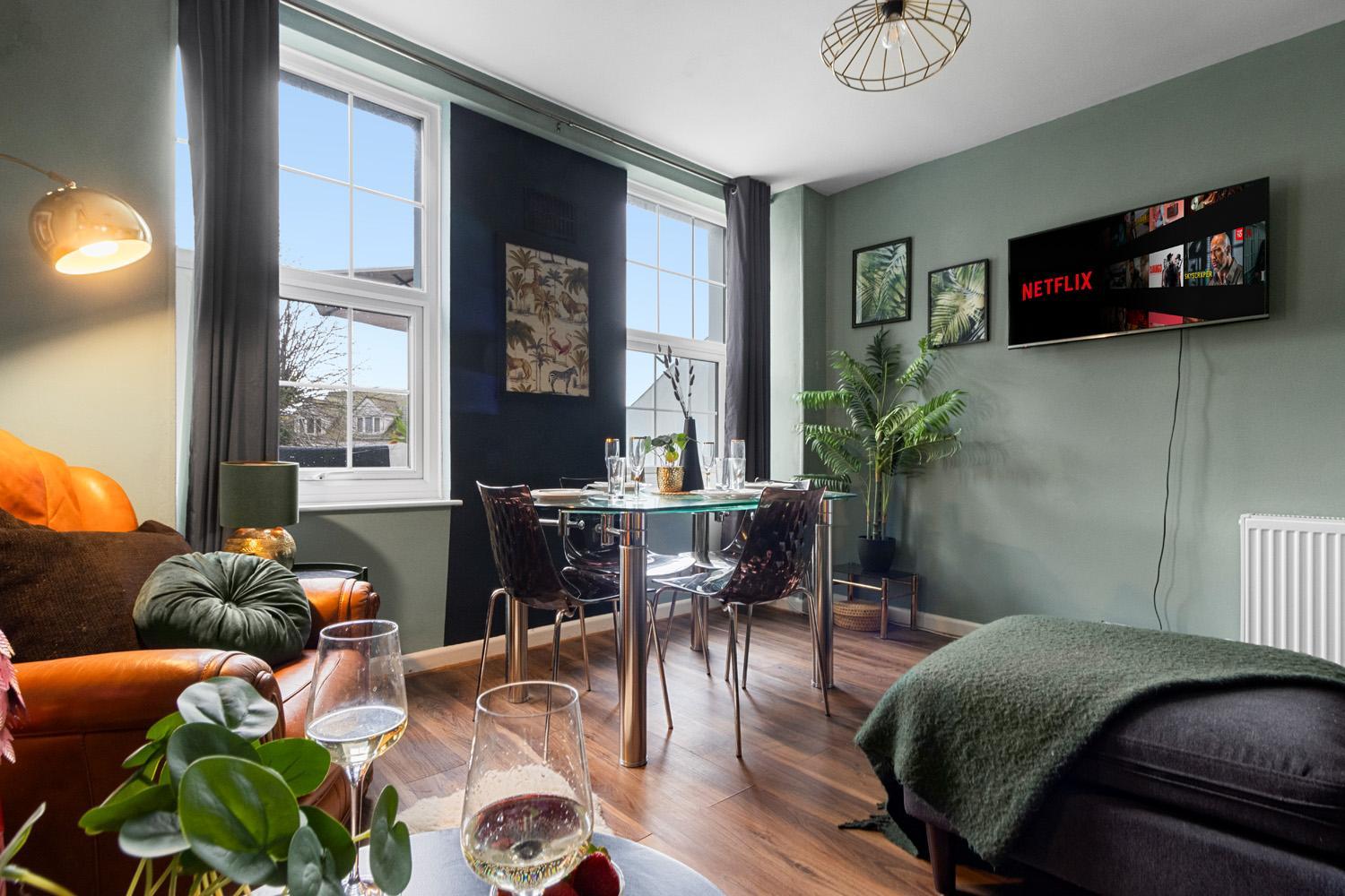 Stylish 2 Bed Apartment Near Beach, Parking, Wifi, Netflix view 3