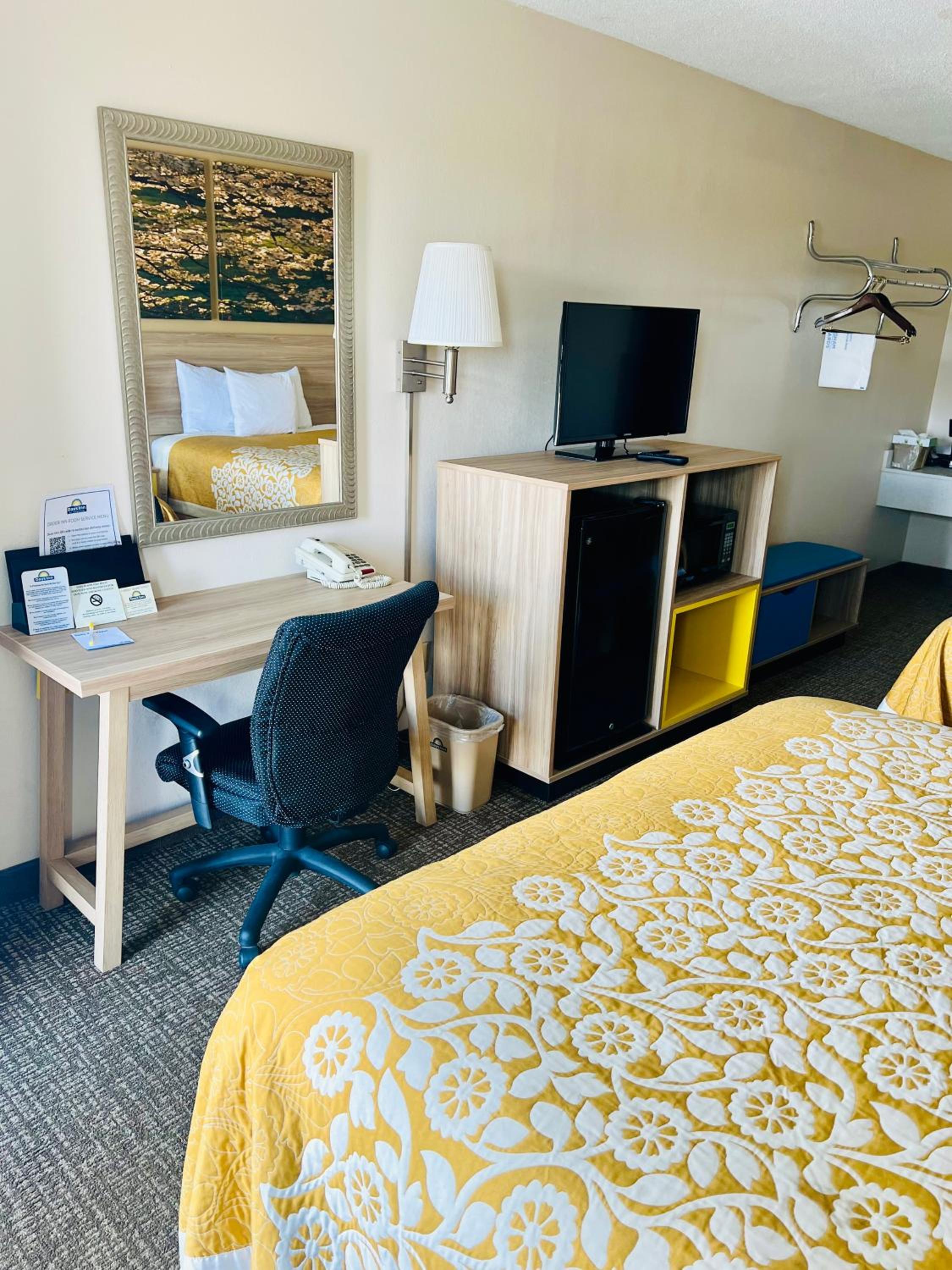 Fort Wayne Vacations - Days Inn by Wyndham Fort Wayne - Property Image 12