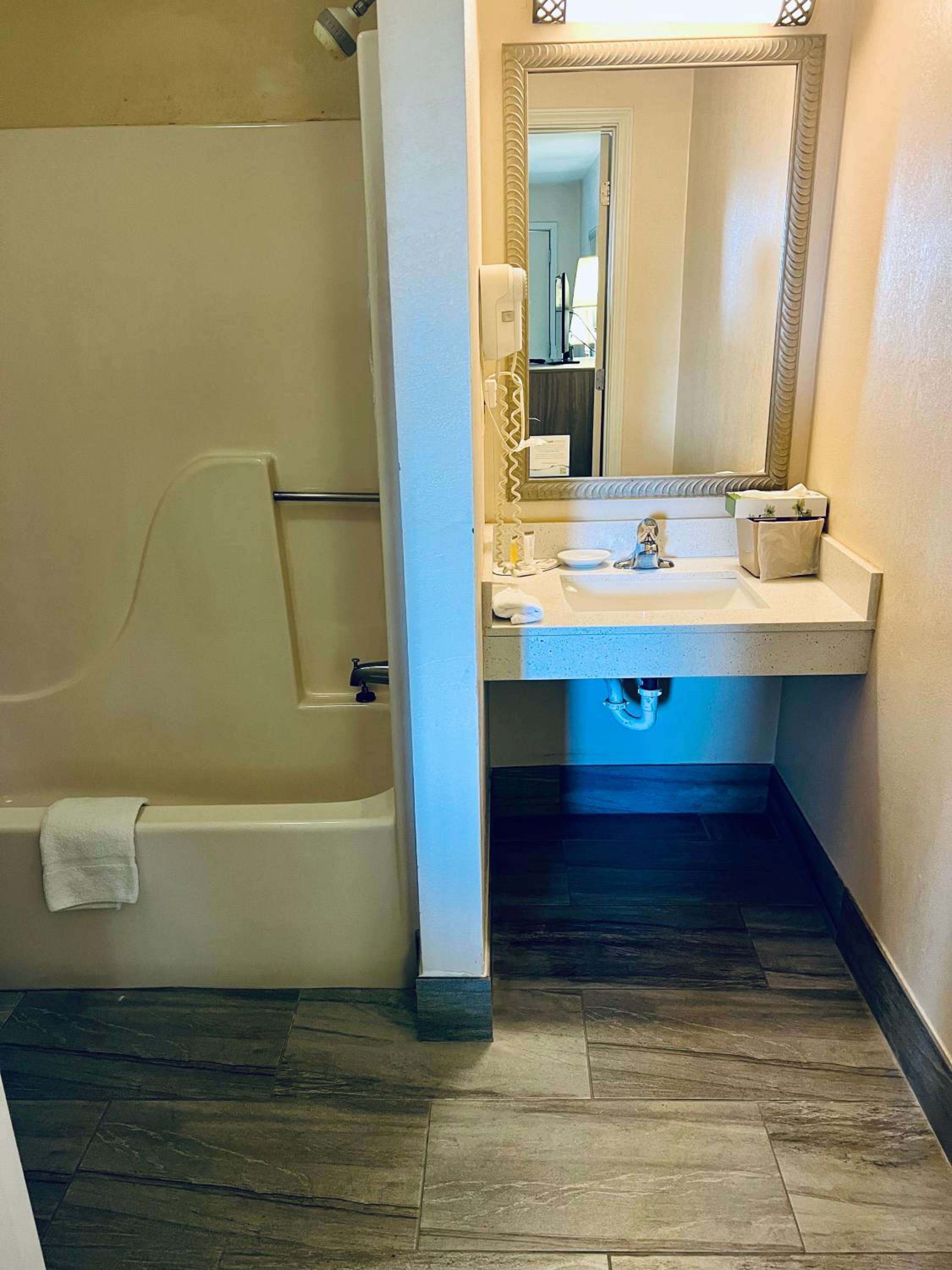 Fort Wayne Vacations - Days Inn by Wyndham Fort Wayne - Property Image 8