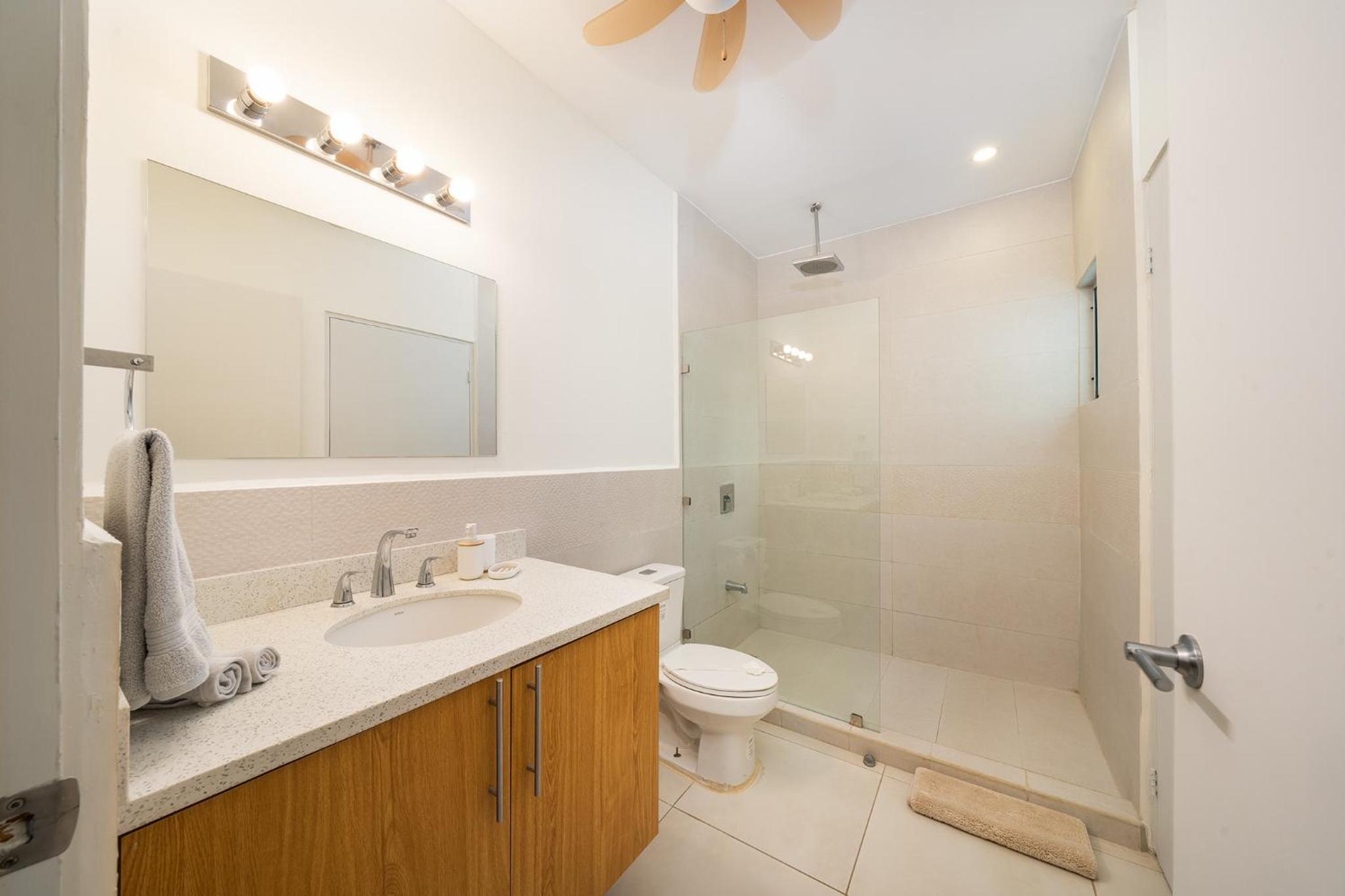 Condo Casa Blanca 6 - modern 2BR,2BA near to Beach & Town