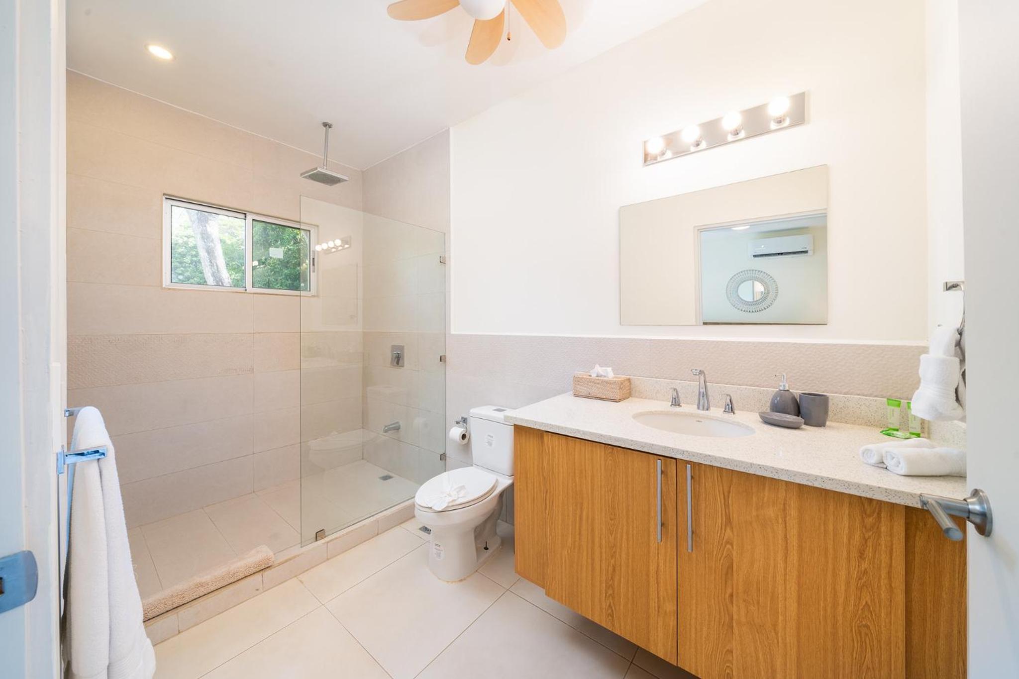 Condo Casa Blanca 6 - modern 2BR,2BA near to Beach & Town