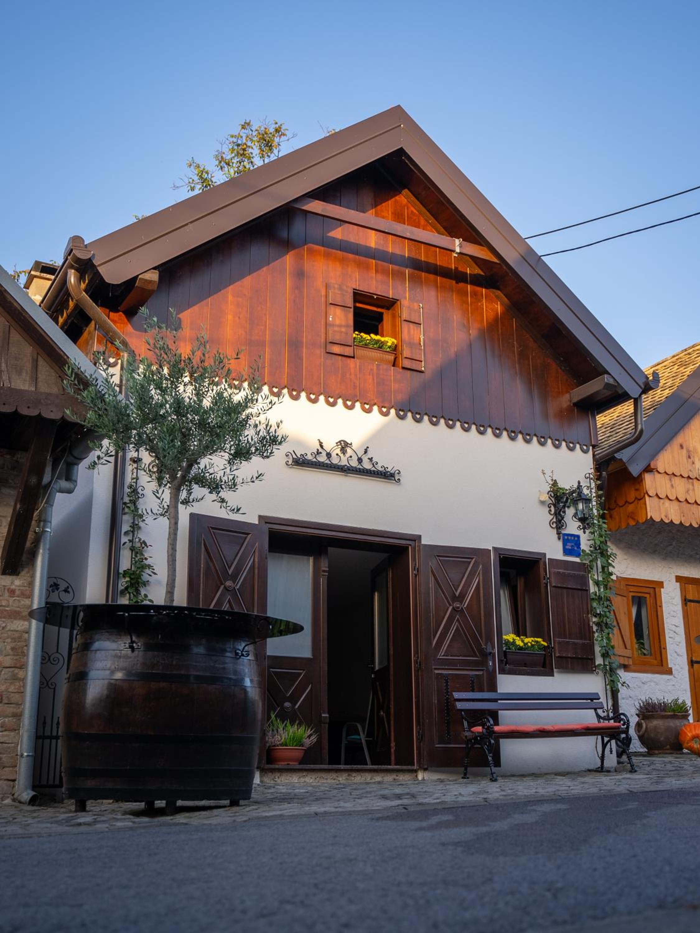 Studio apartman & Wine House ONDINE view 2