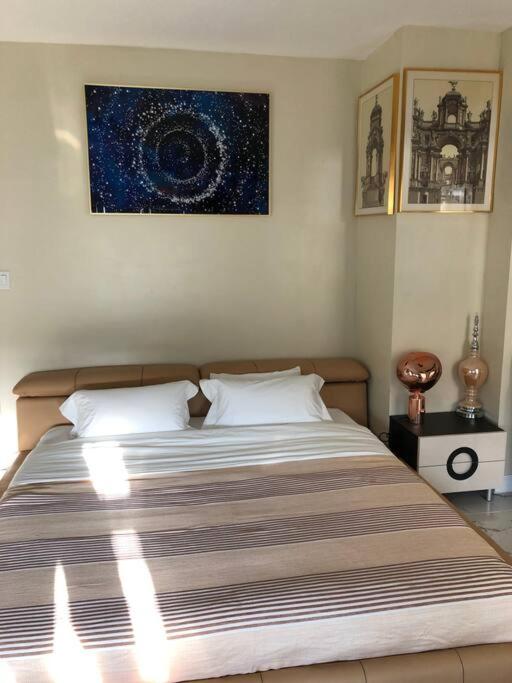 Hollywood Art Studio Apartment