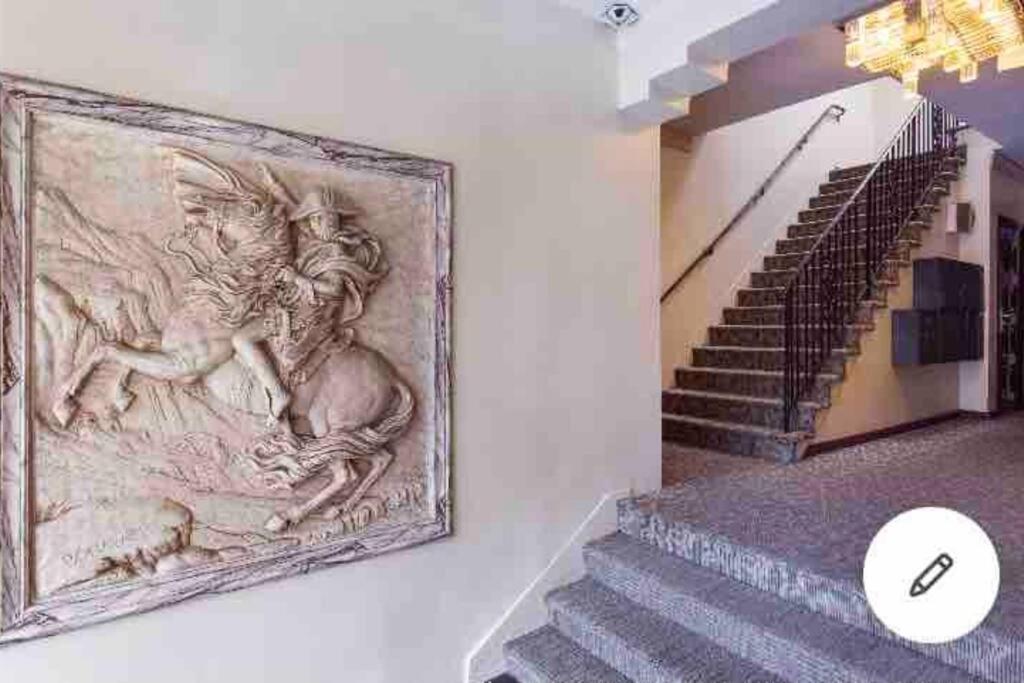 Hollywood Art Studio Apartment