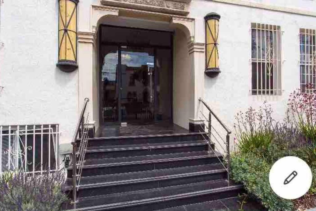 Hollywood Art Studio Apartment