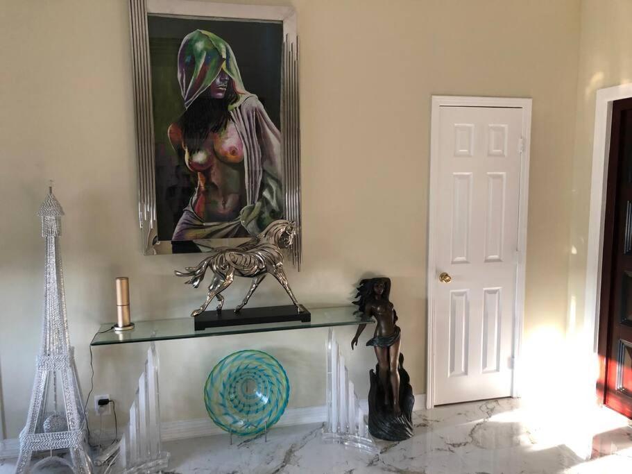 Hollywood Art Studio Apartment
