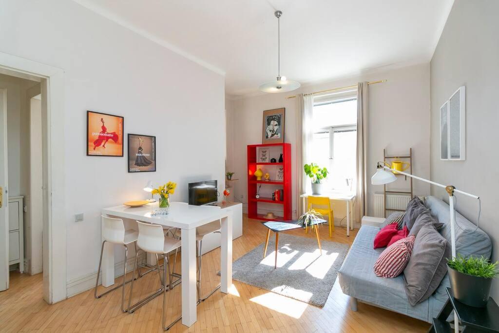 Bright flat next to best Park 10min walk to center