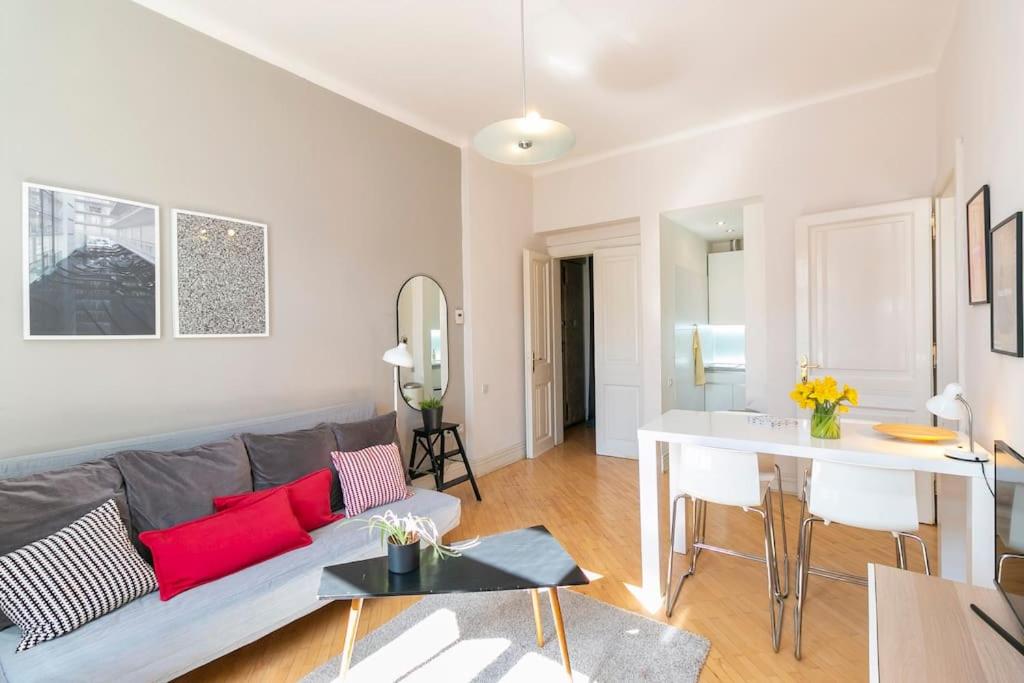 Bright flat next to best Park 10min walk to center