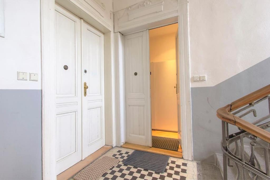 Bright flat next to best Park 10min walk to center