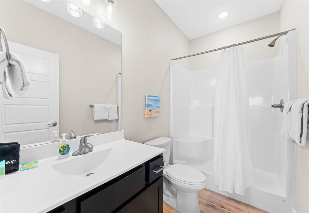 Lakeside Splendor: 9BR, Hot Tub, Arcade, Views! view 4