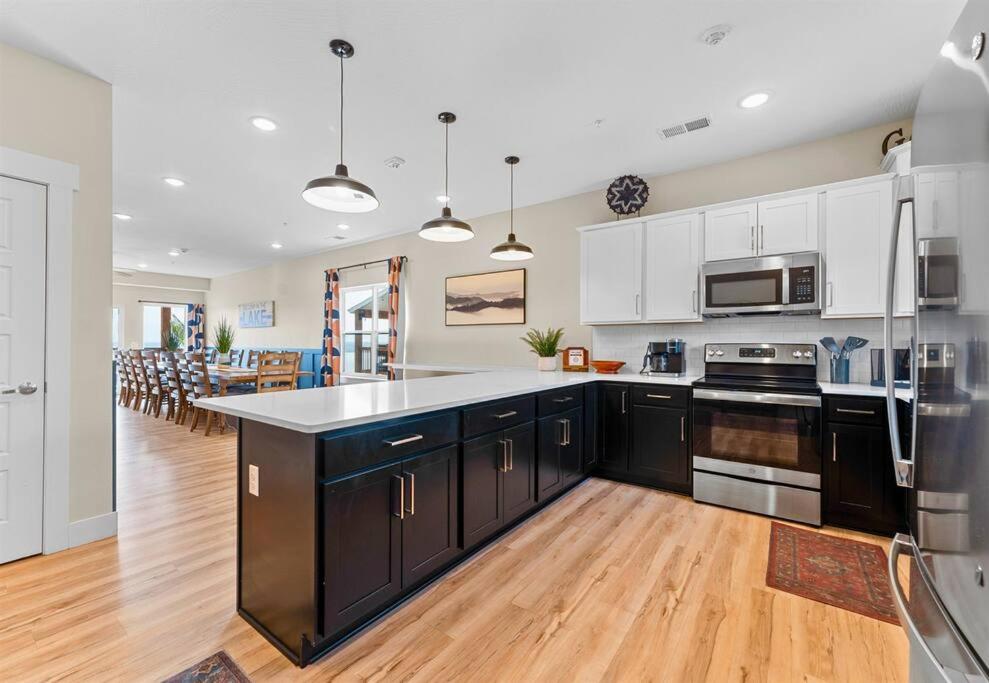Lakeside Splendor: 9BR, Hot Tub, Arcade, Views! view 5