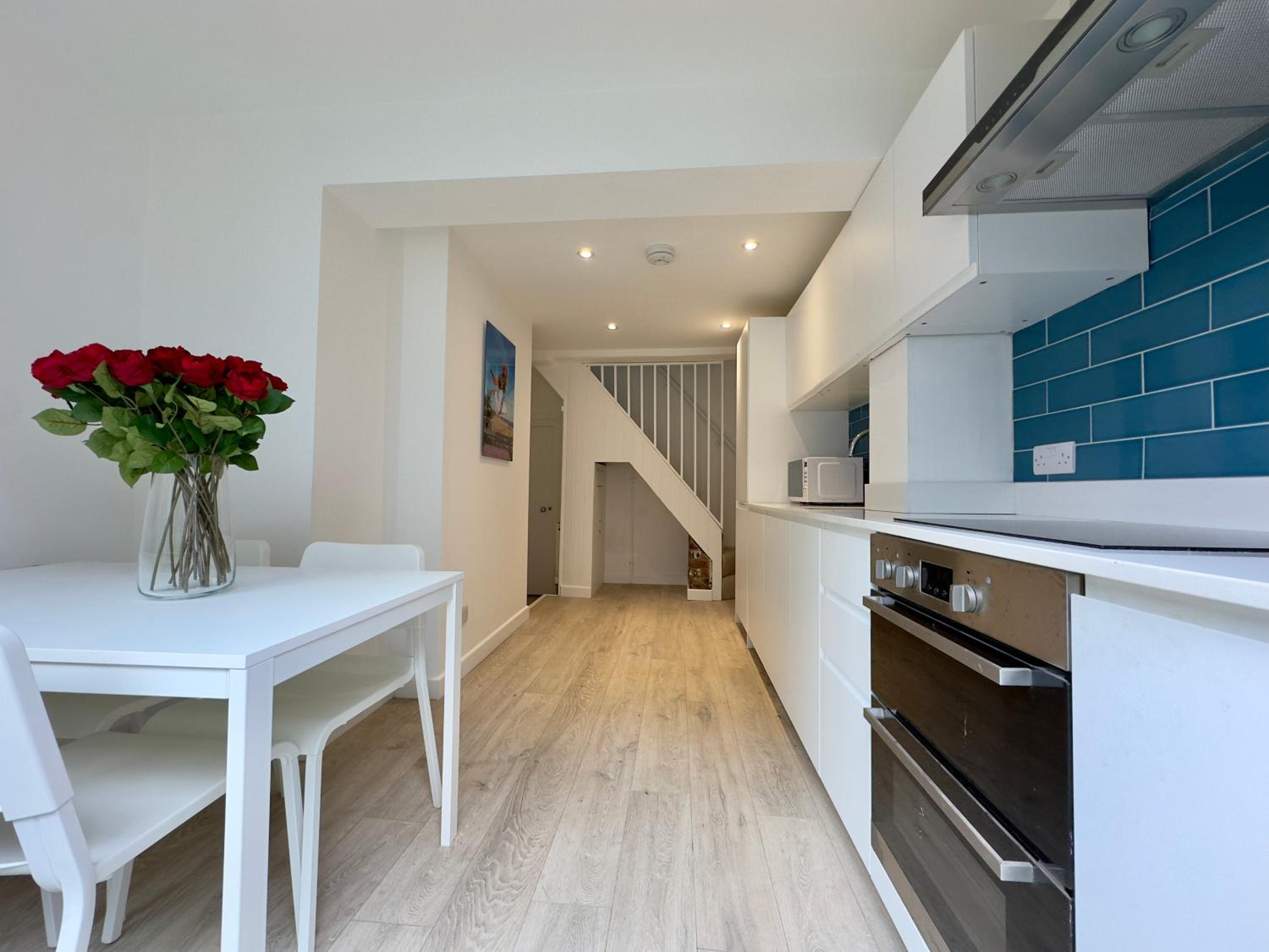The Buttercup - 3 Double Bedrooms - 3 Minutes Walk to Beach