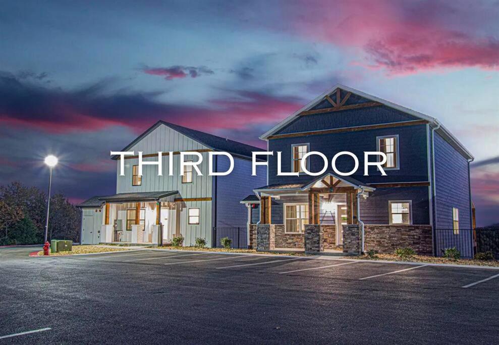 Luxury Lakefront: 9BR/8.5BA, Views, Peak Comfort view 4