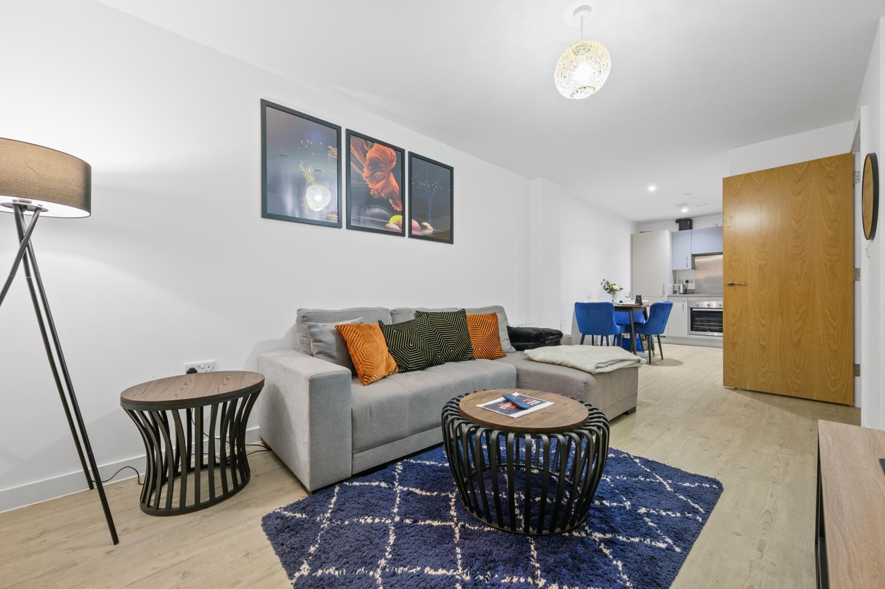 Stylish & Spacious Salford Quays one bedroom high floor apartment with balcony